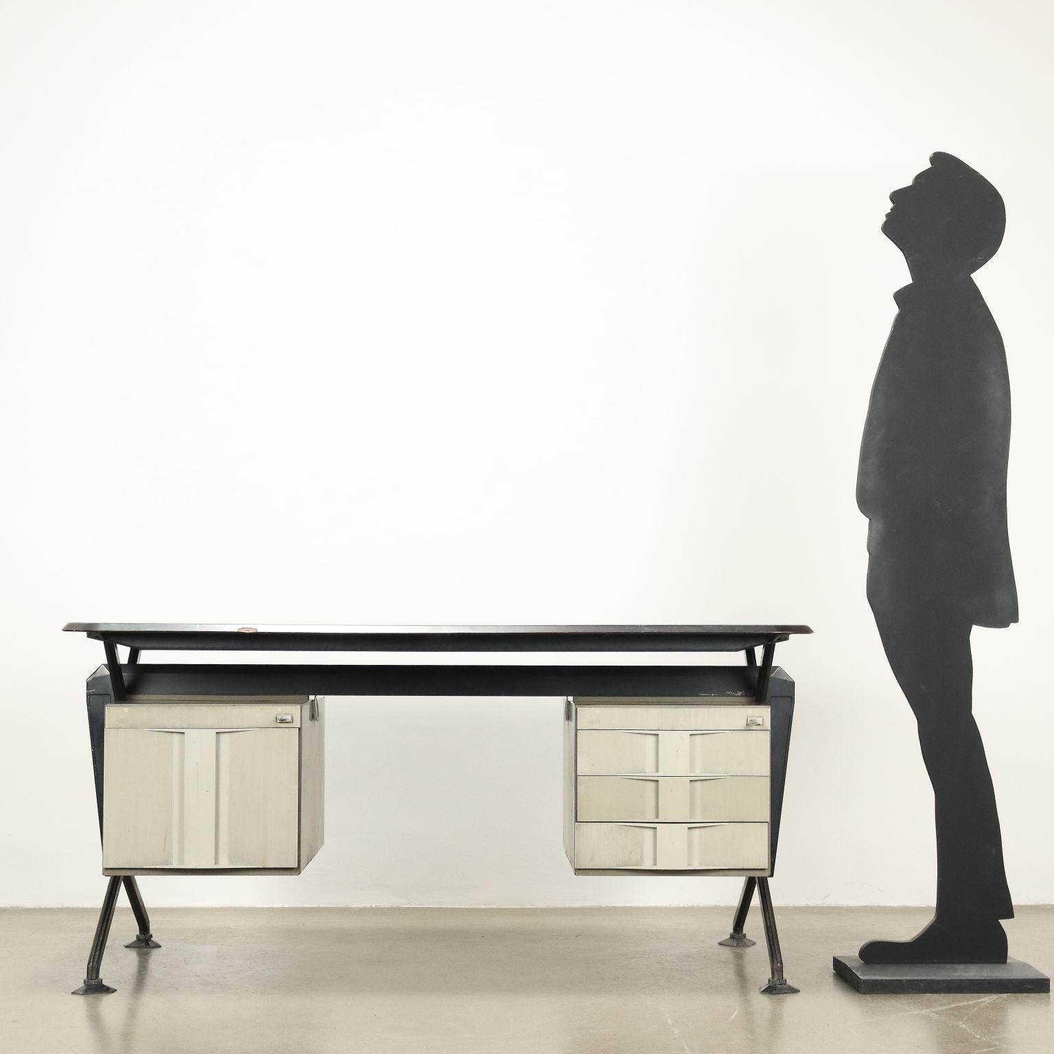Schreibtisch mit doppelter Säule aus seitlichen Schubladen, aus emailliertem Metall und Platte aus Kunststofflaminat in Holzoptik, vordere Schubladen aus Kunststoffmaterial.