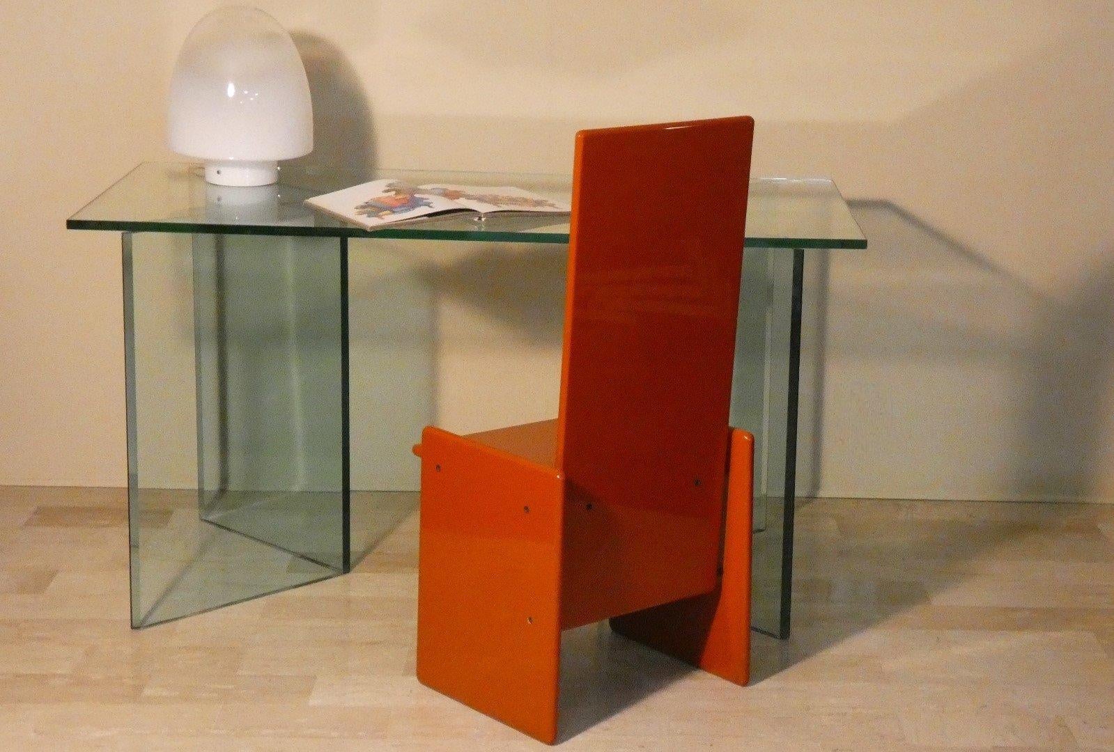 Attribuito a Tonelli Design... è un tavolo di vetro le cui linee pure trasmettono tutta la forza del suo equilibrio.
I sostegni possono essere disposti speculari o paralleli a seconda dell’utilizzo.
Il tavolo è composto da un piano in vetro