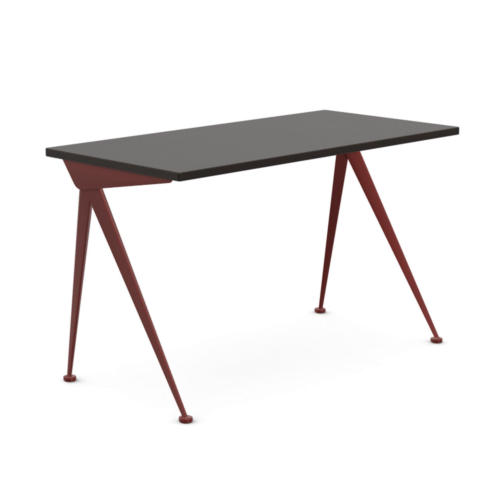 Scrivania di direzione Compass disegnata da Jean Prouvé e prodotta da Vitra nel 1953. L’iconico pezzo prende il suo nome dall'estetica delle esili gambe metalliche, assimilabili ad un compasso. Abbinate al top in legno massello oliato, creano un mix
