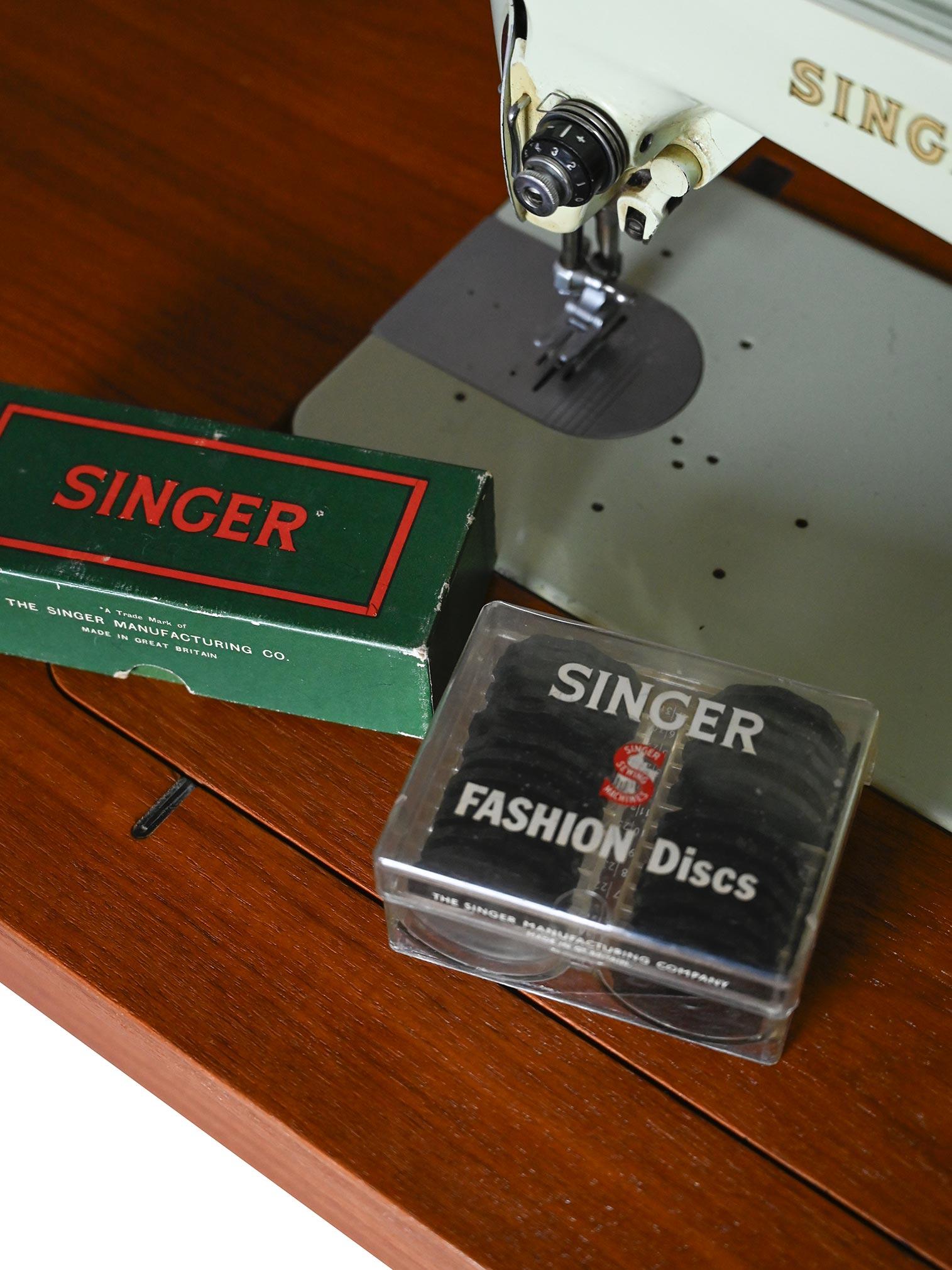 Bureau avec machine à coudre Singer en vente 3