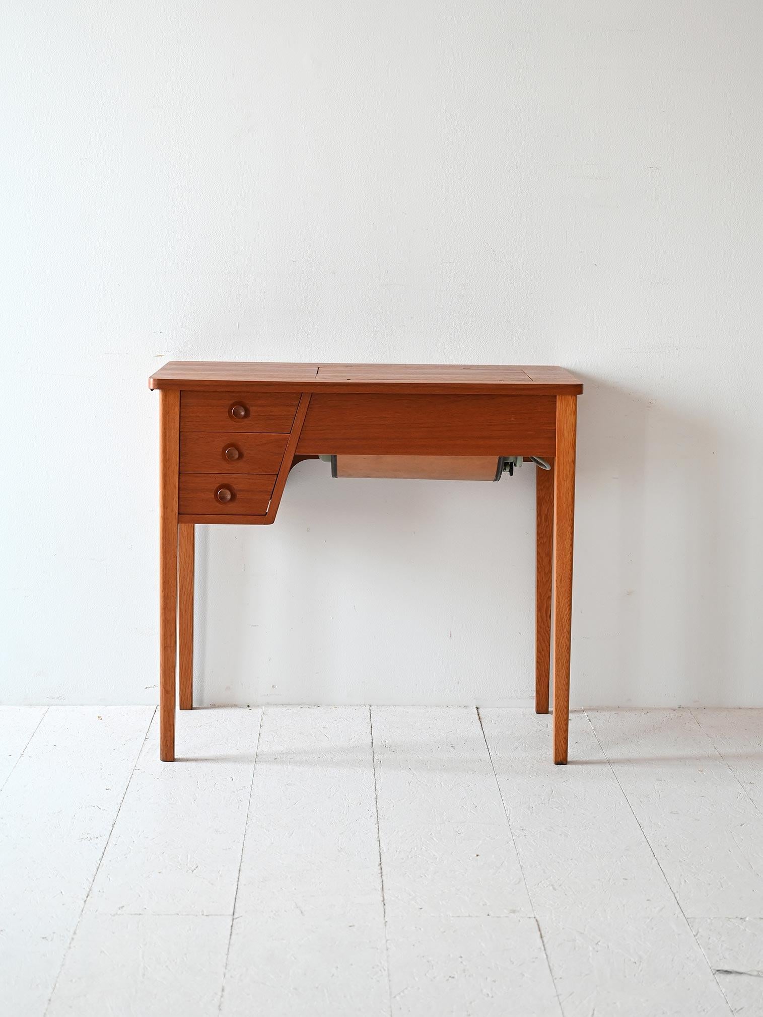 Scandinave moderne Bureau avec machine à coudre Singer en vente