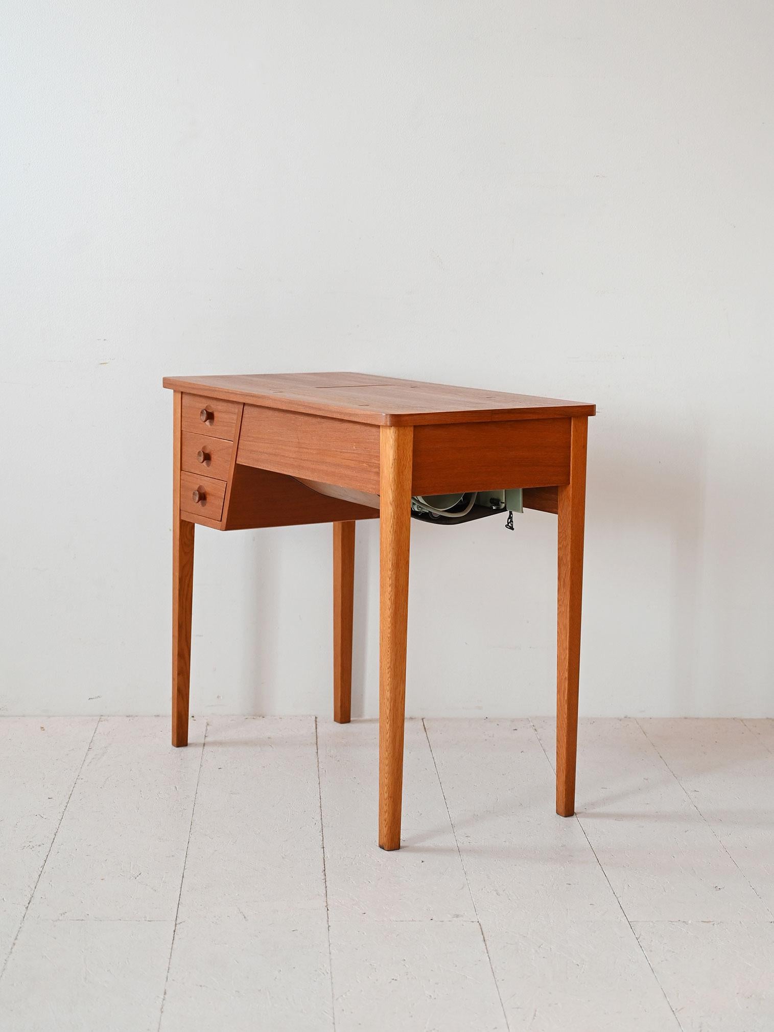 Bureau avec machine à coudre Singer Bon état - En vente à Brescia, IT