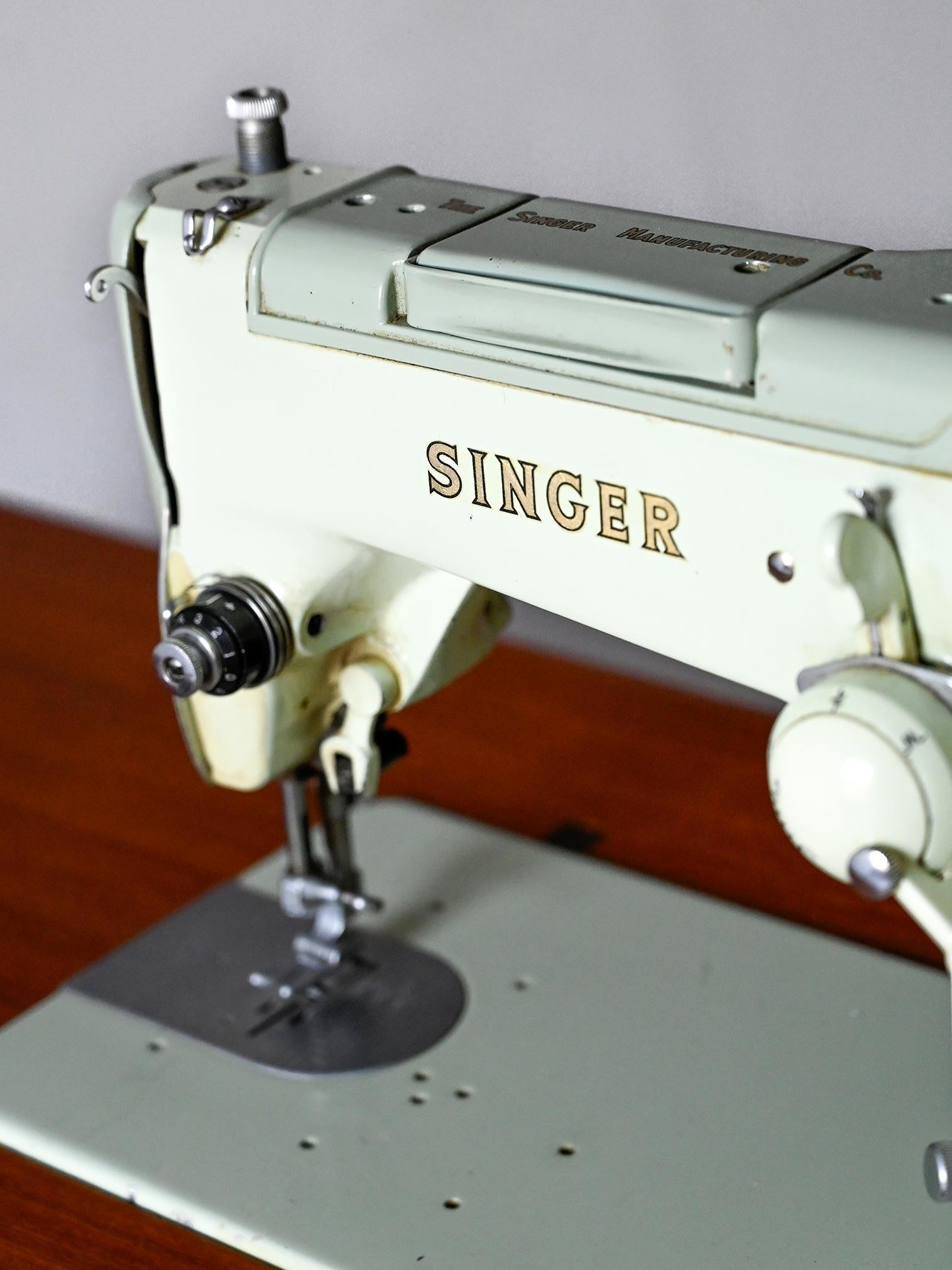 Bureau avec machine à coudre Singer en vente 1