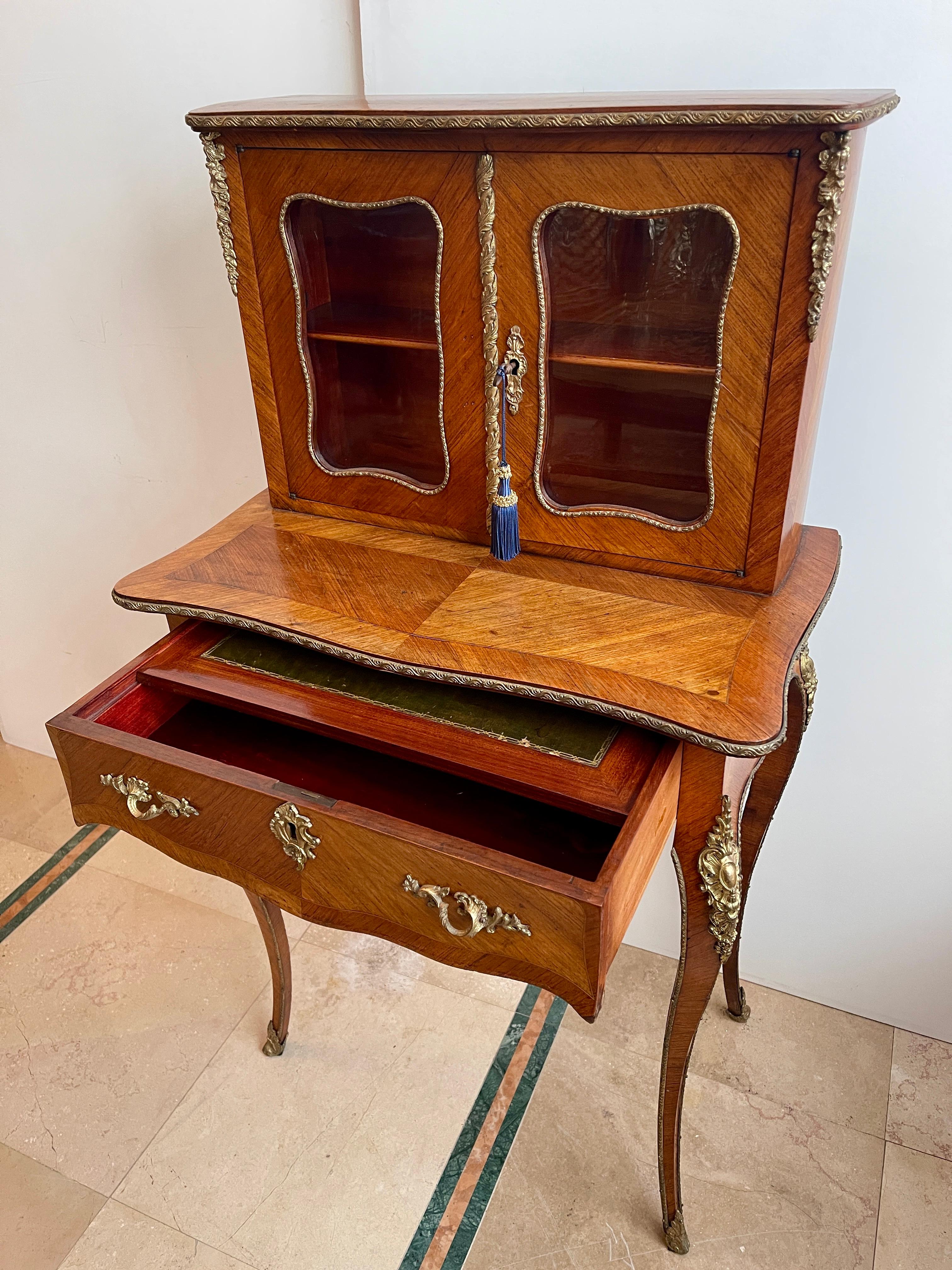 Bureau avec écritoire en bois et bronze doré, France années 1920 en vente 3