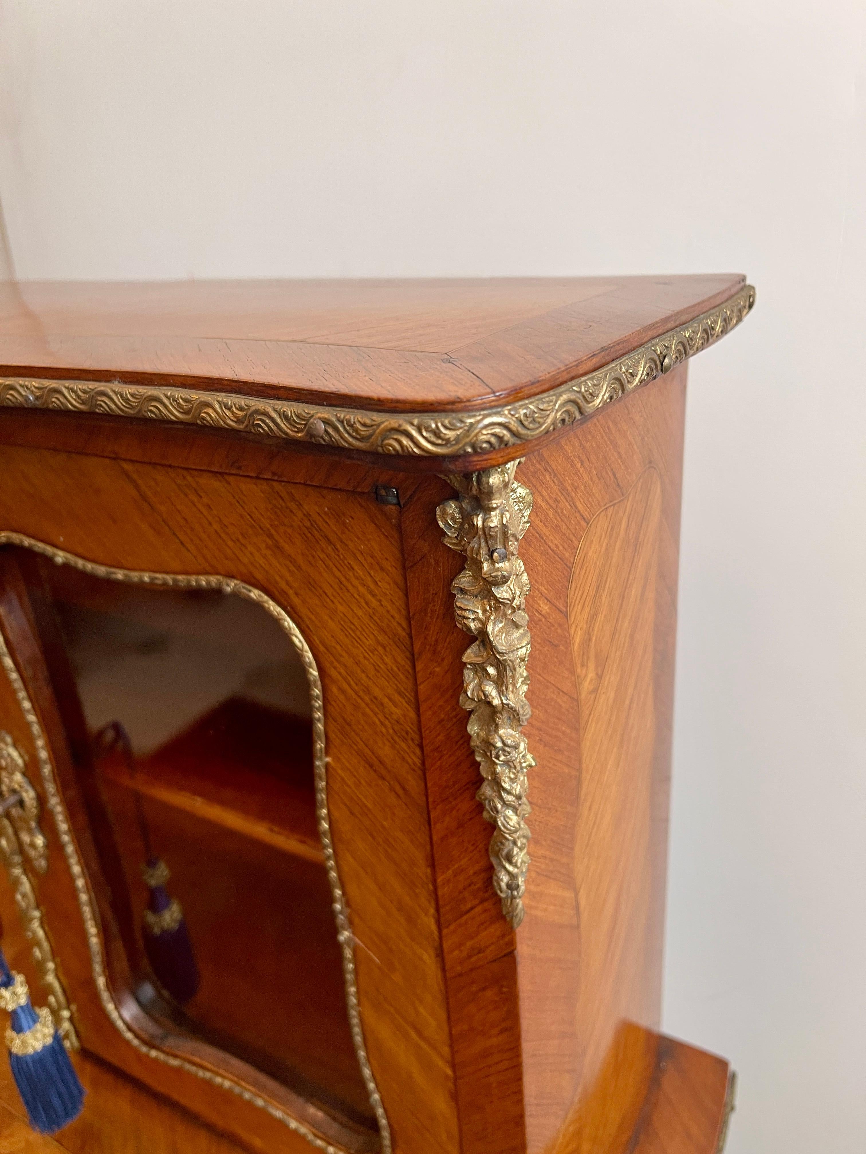 Bureau avec écritoire en bois et bronze doré, France années 1920 en vente 4