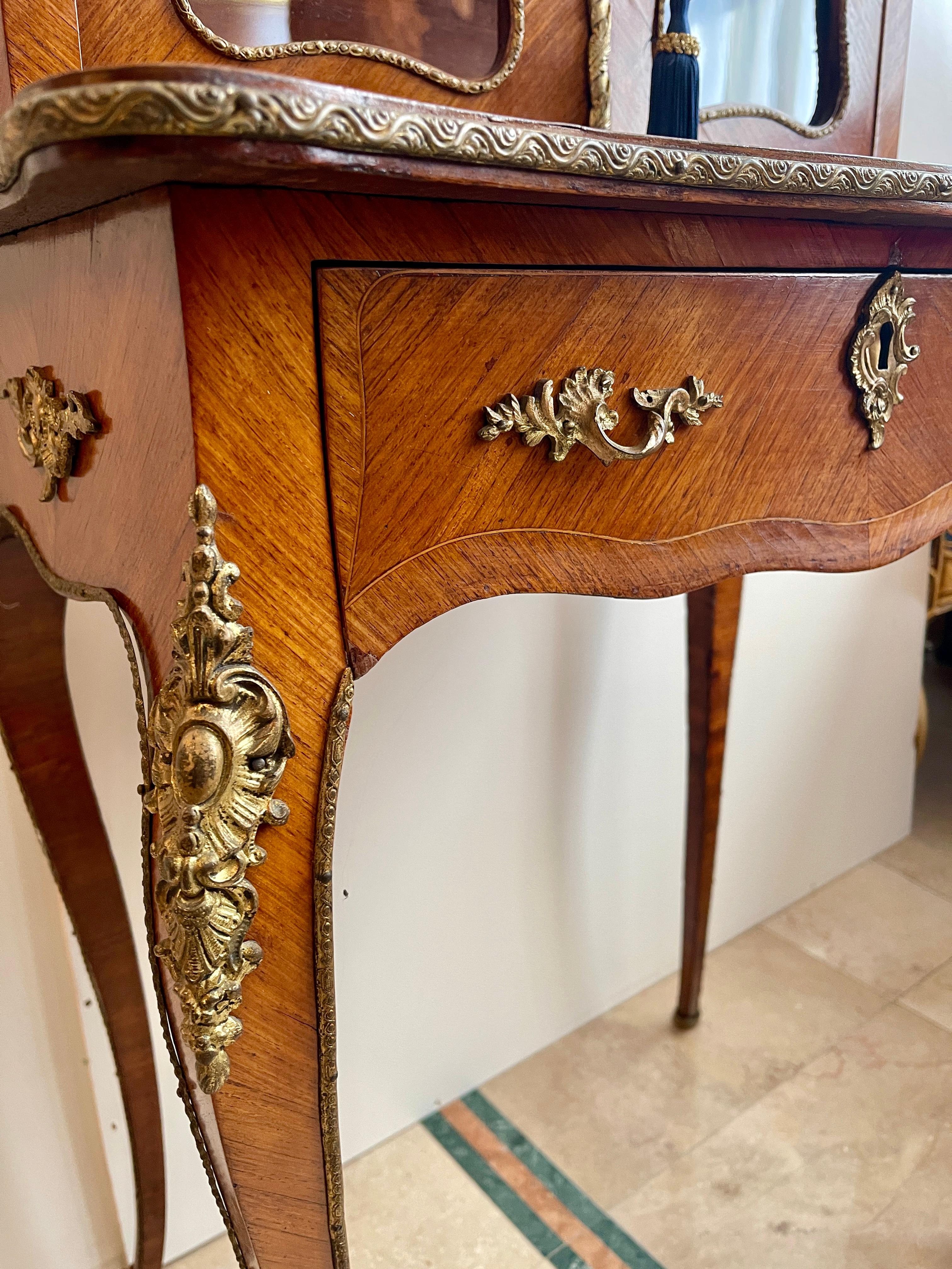 Bureau avec écritoire en bois et bronze doré, France années 1920 en vente 6