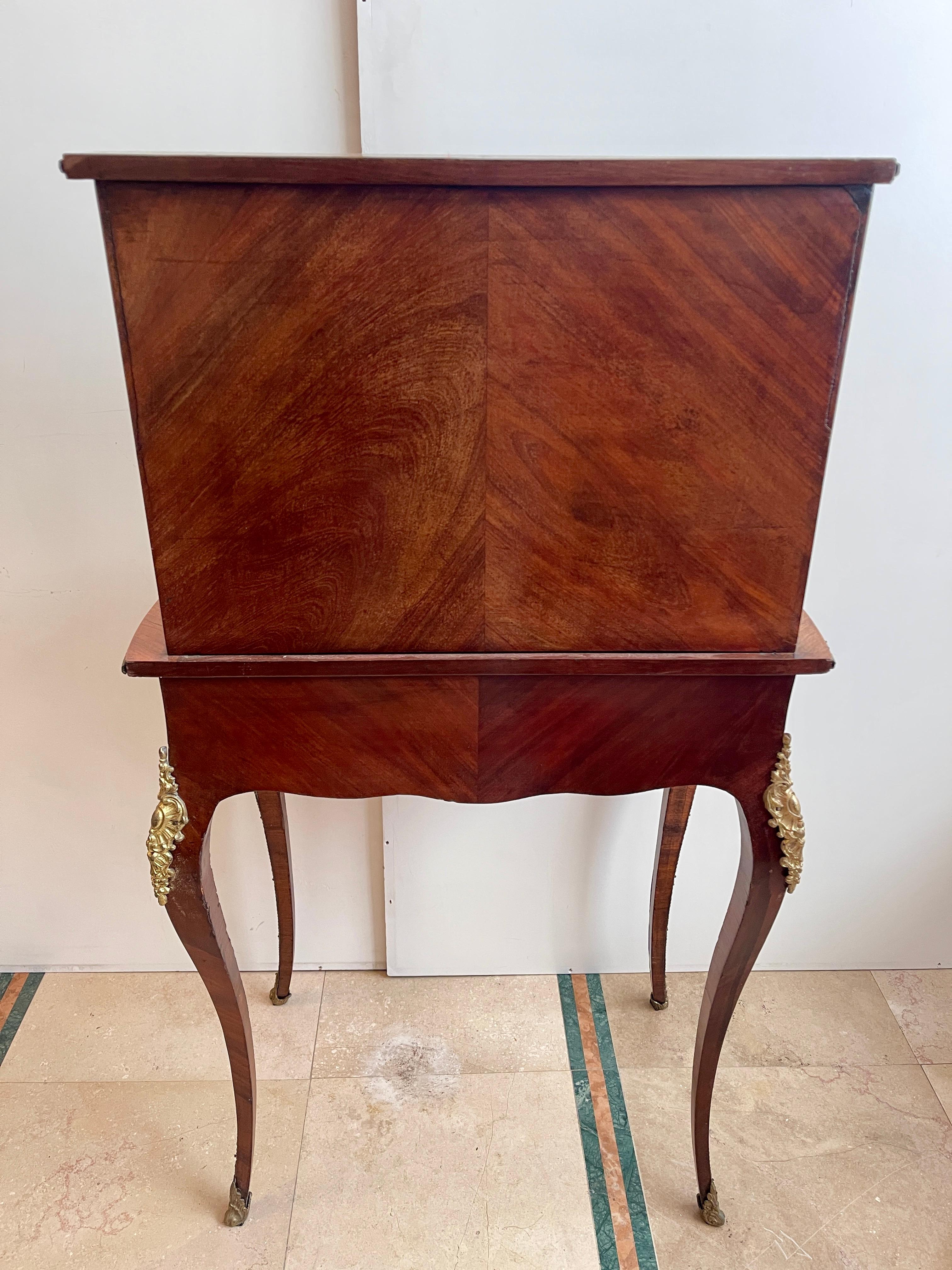 Bureau avec écritoire en bois et bronze doré, France années 1920 en vente 7
