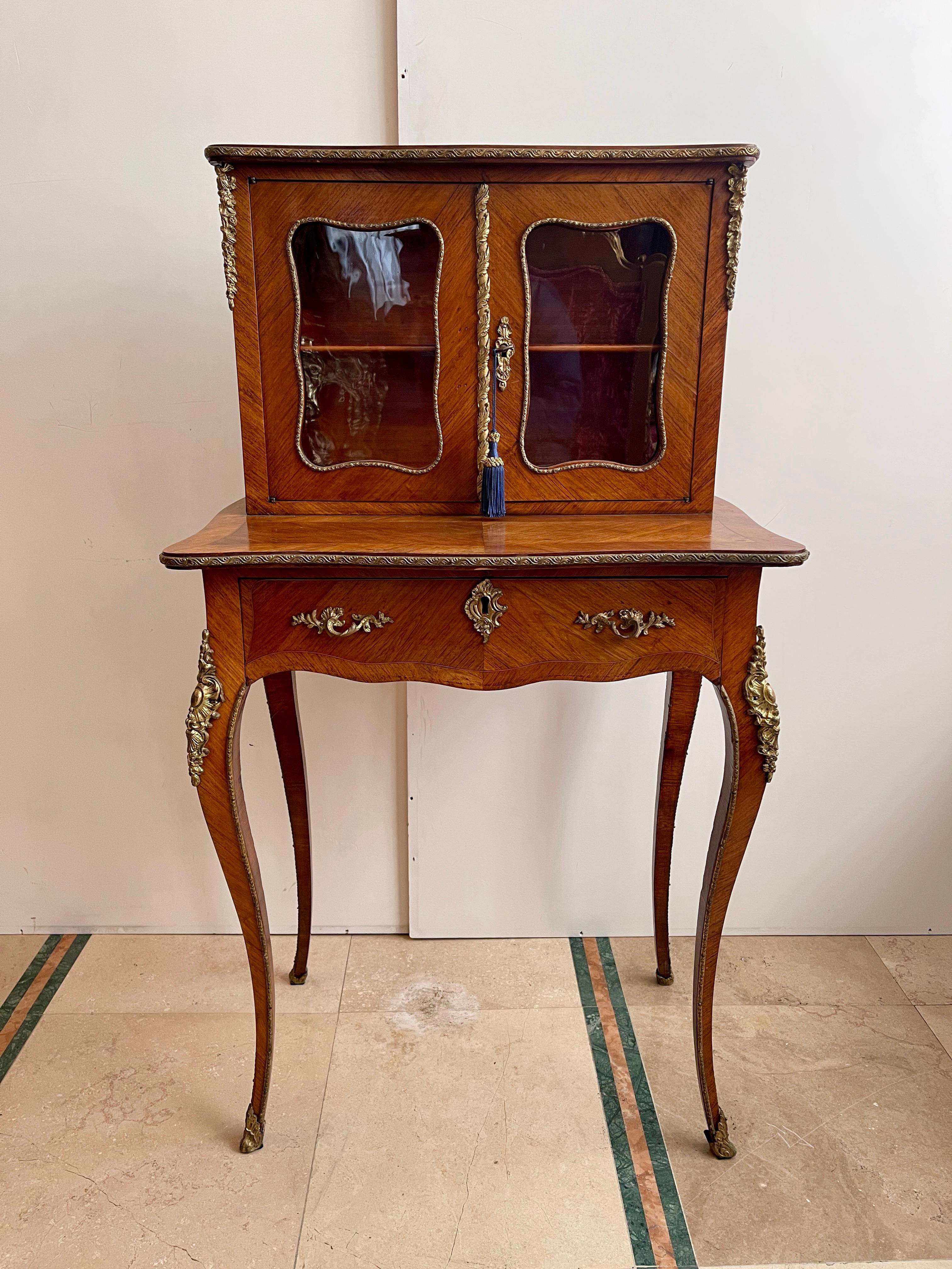 Autre Bureau avec écritoire en bois et bronze doré, France années 1920 en vente