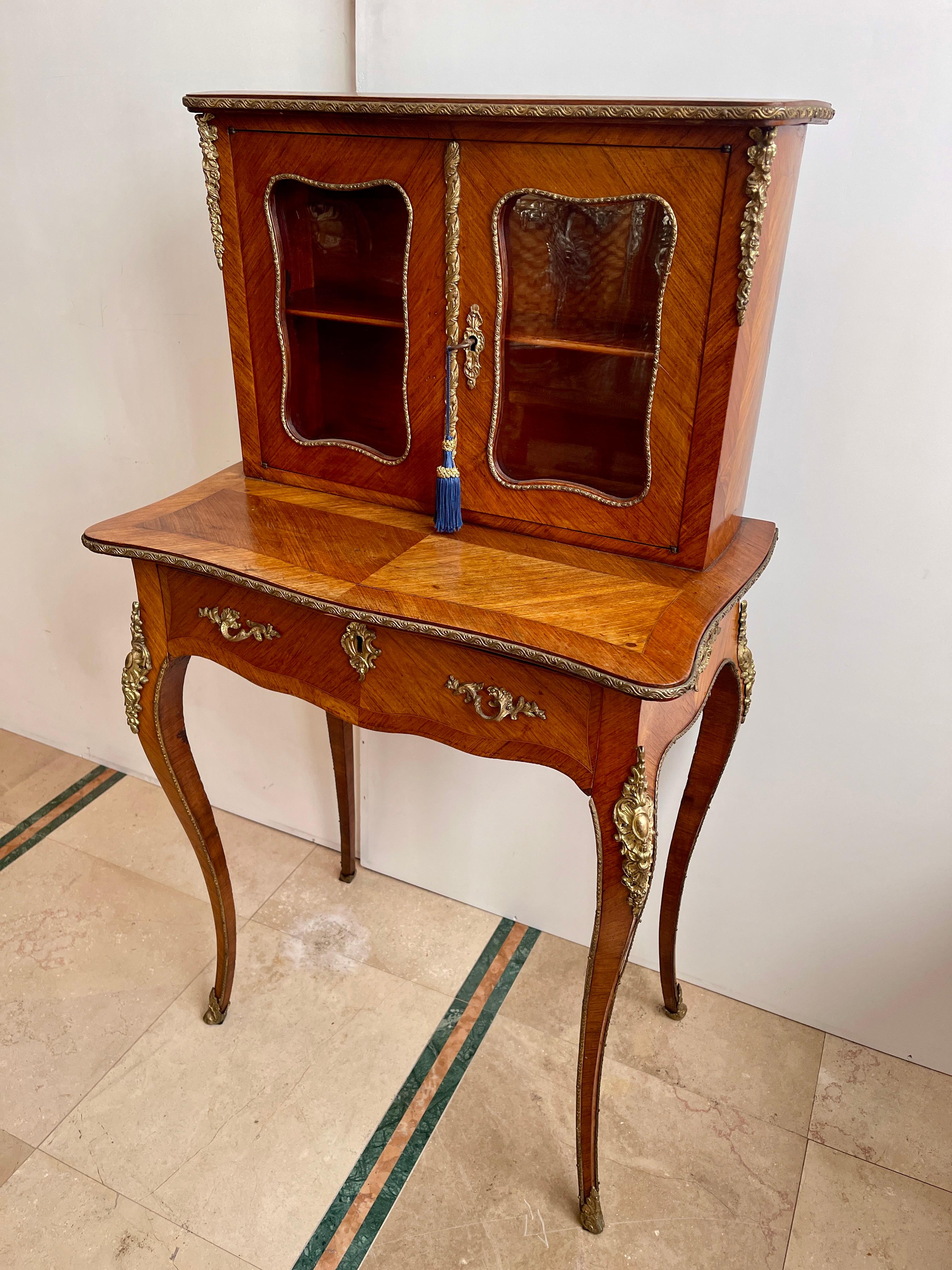 Italian Bureau avec écritoire en bois et bronze doré, France années 1920 en vente
