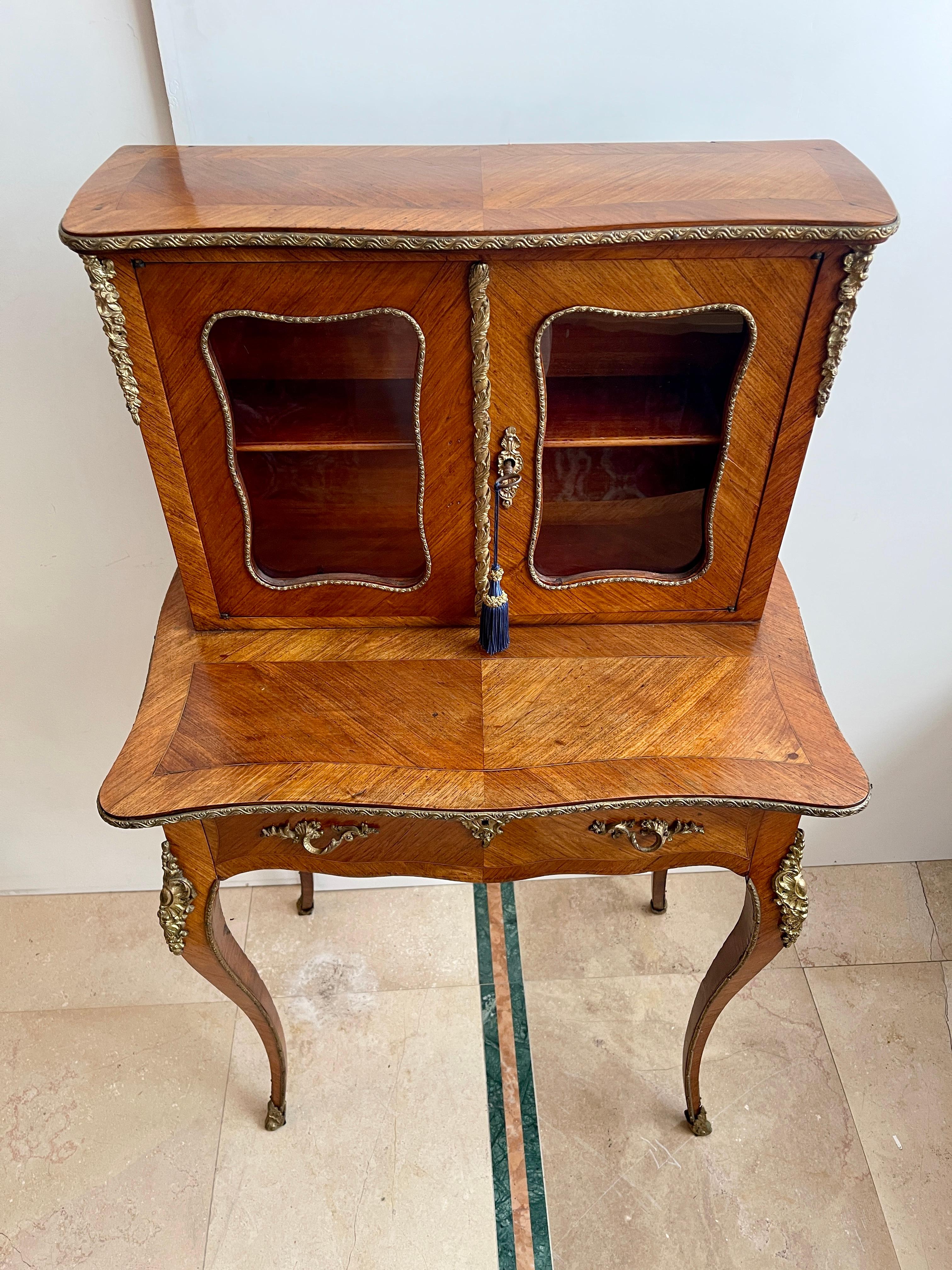 Fait main Bureau avec écritoire en bois et bronze doré, France années 1920 en vente