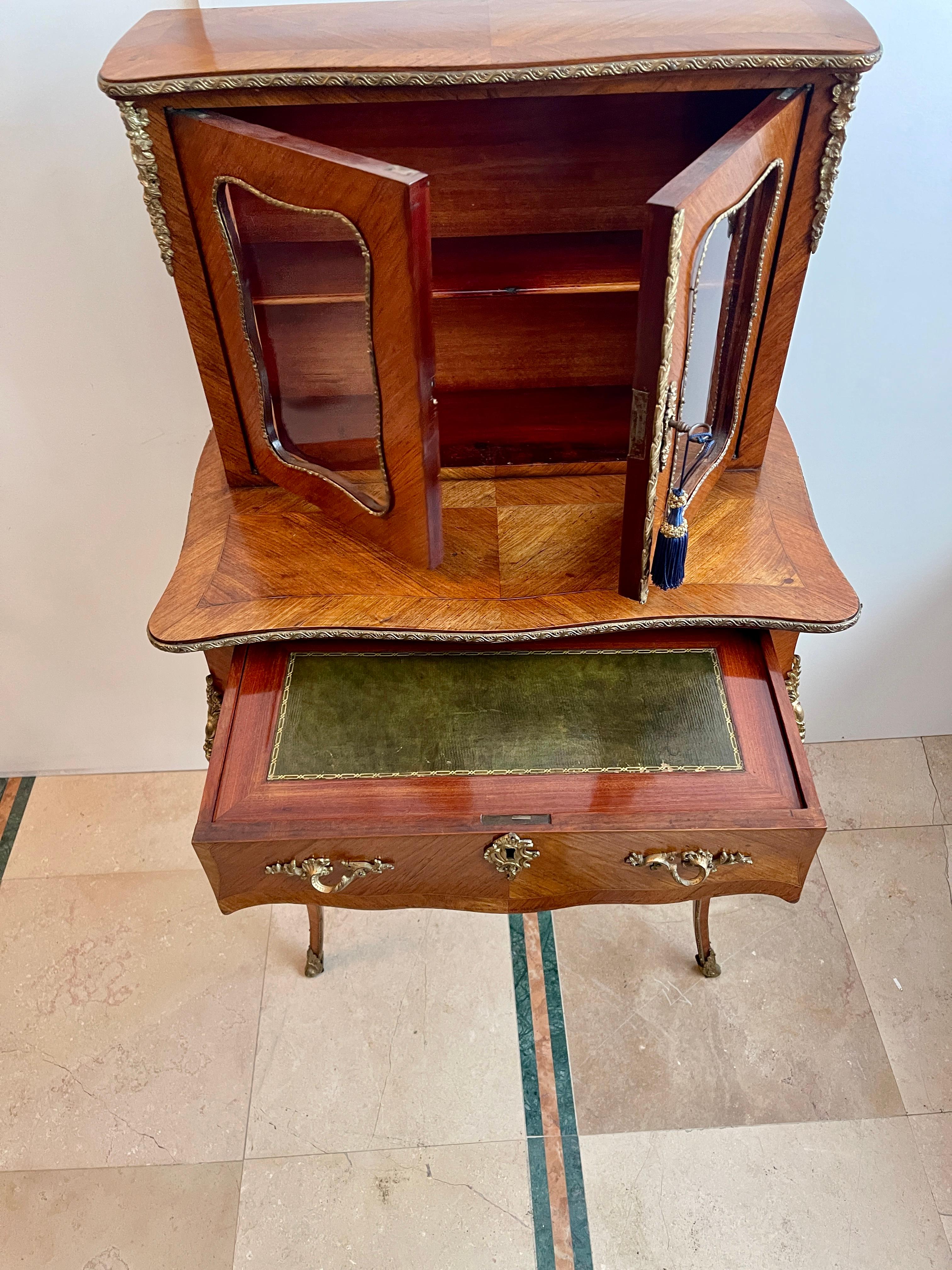 20th Century Bureau avec écritoire en bois et bronze doré, France années 1920 en vente