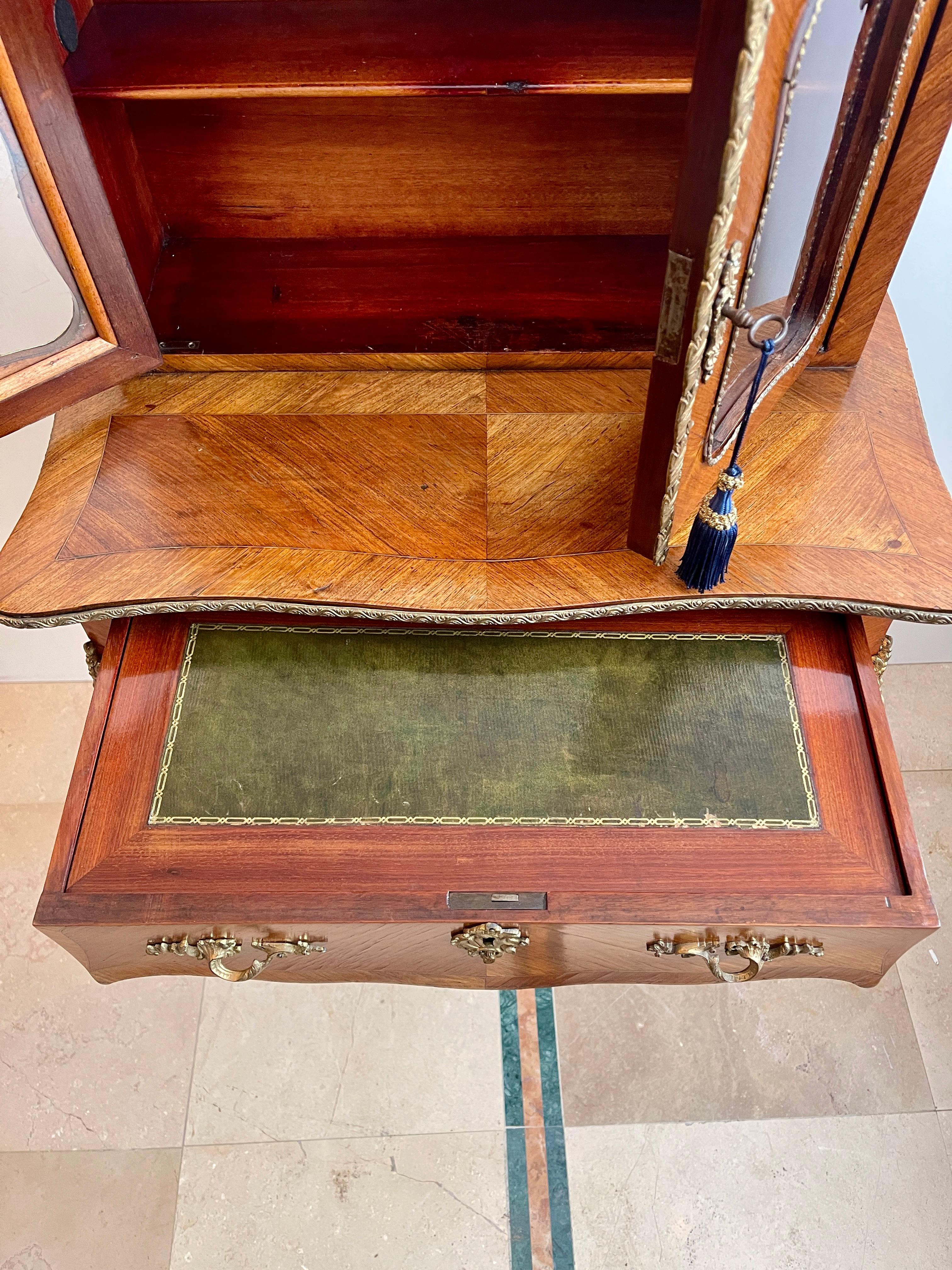 Bois Bureau avec écritoire en bois et bronze doré, France années 1920 en vente