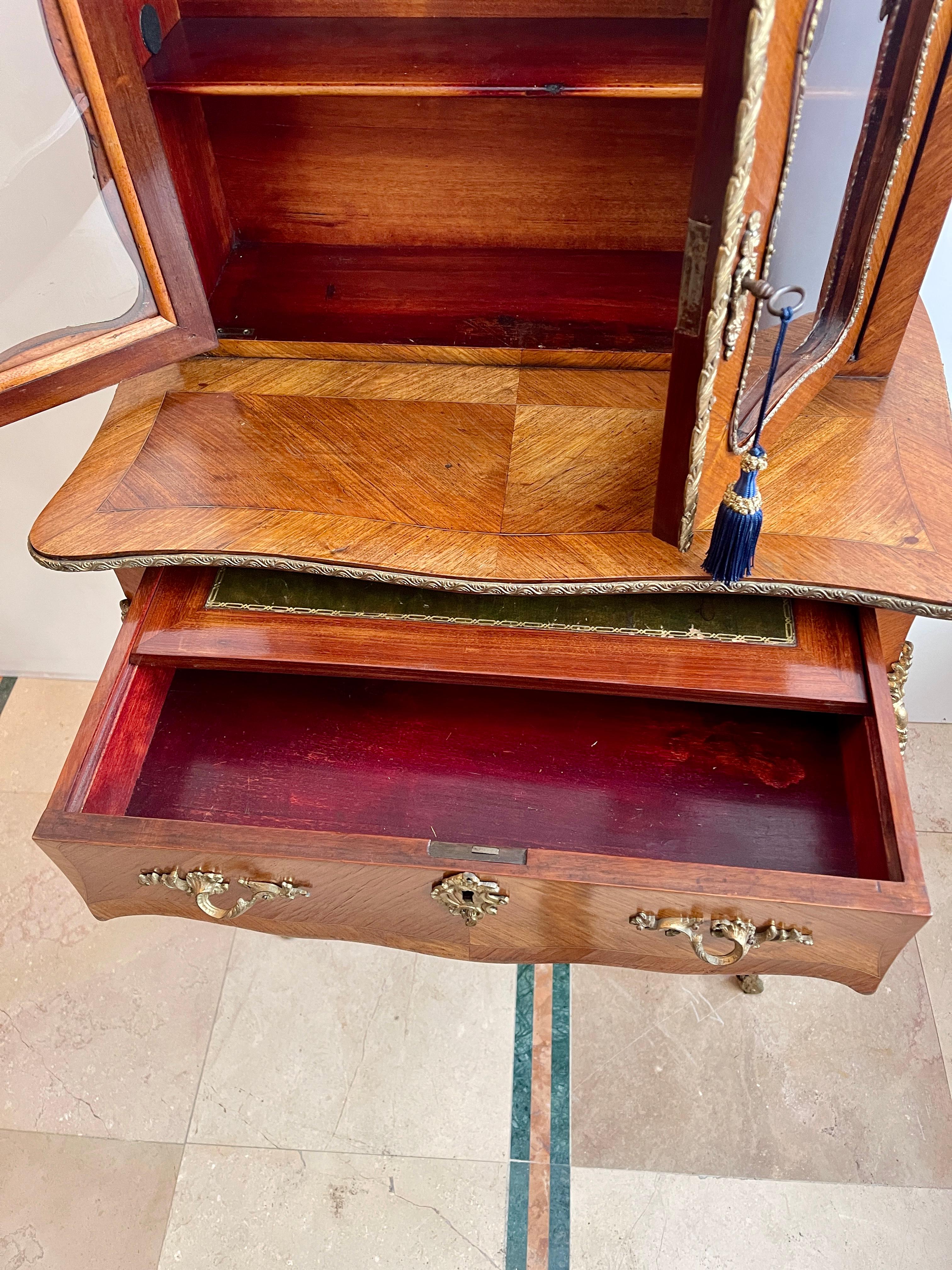 Bureau avec écritoire en bois et bronze doré, France années 1920 en vente 1