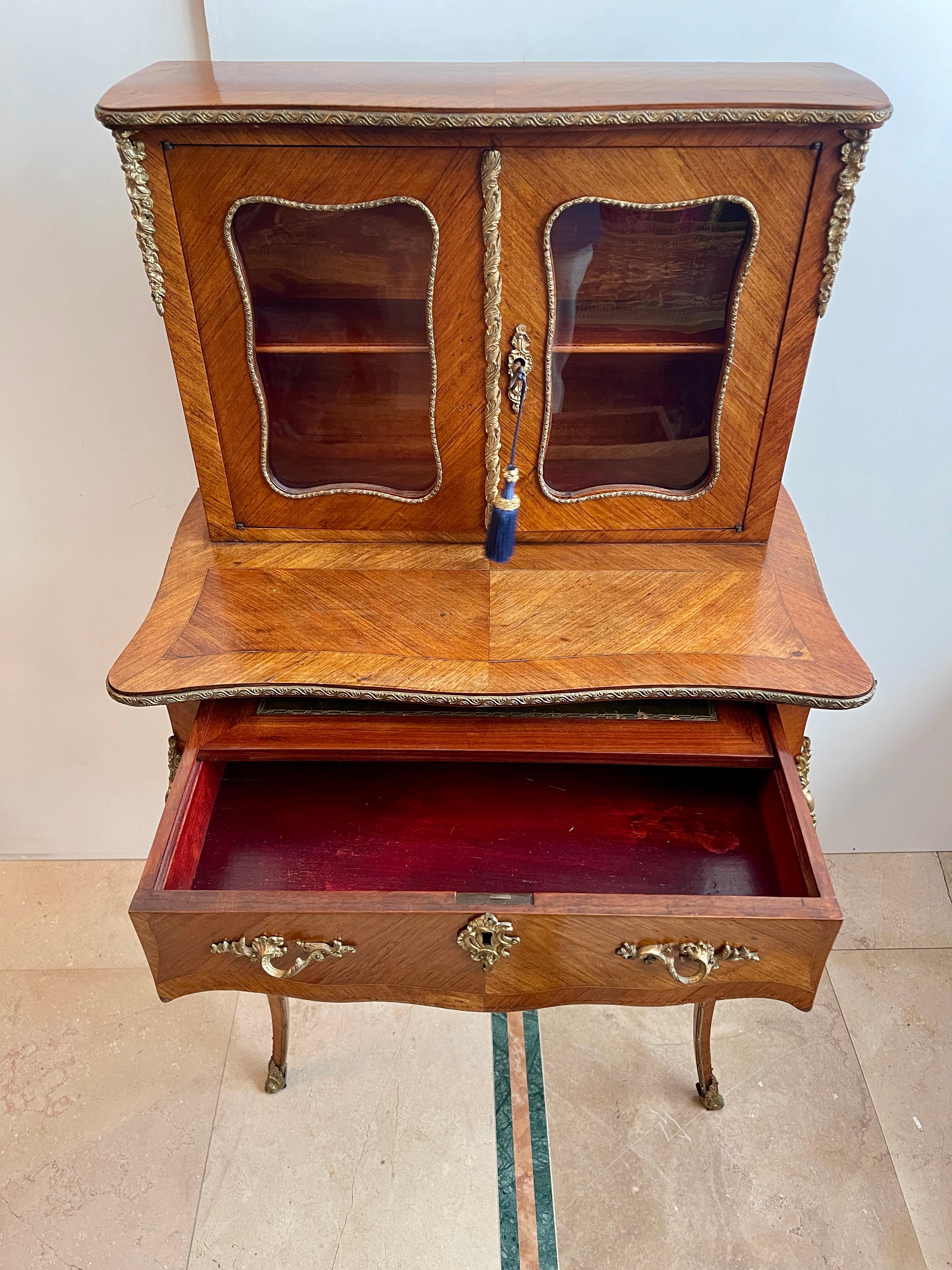Bureau avec écritoire en bois et bronze doré, France années 1920 en vente 2