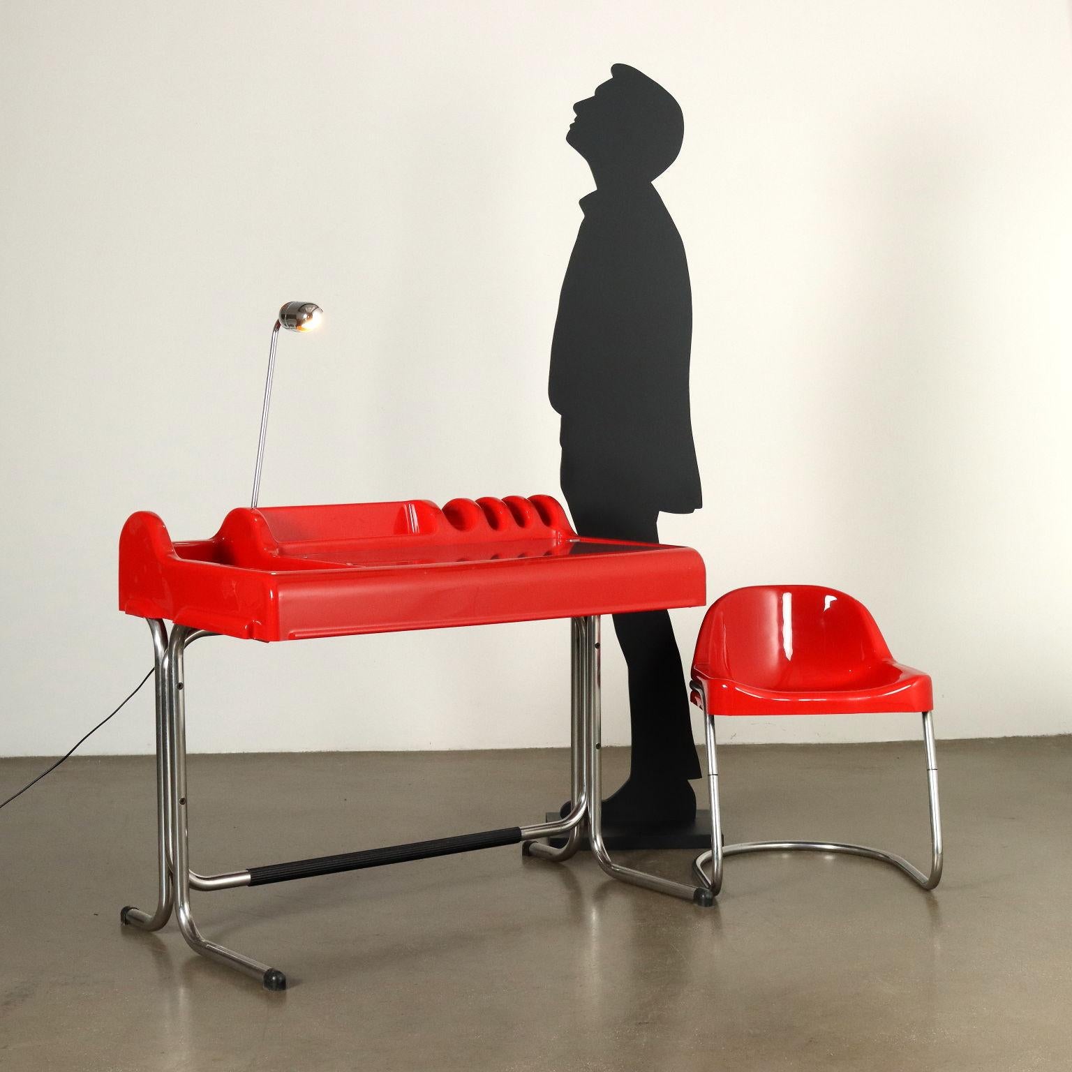 Vintage writing desk model 'Orix' designed by Vittorio Parigi and Nanni Prina for a 1970s Molteni production. Chrome-plated steel frame, body with storage compartments and book holders made of red-colored plastic material, glass top-closing,