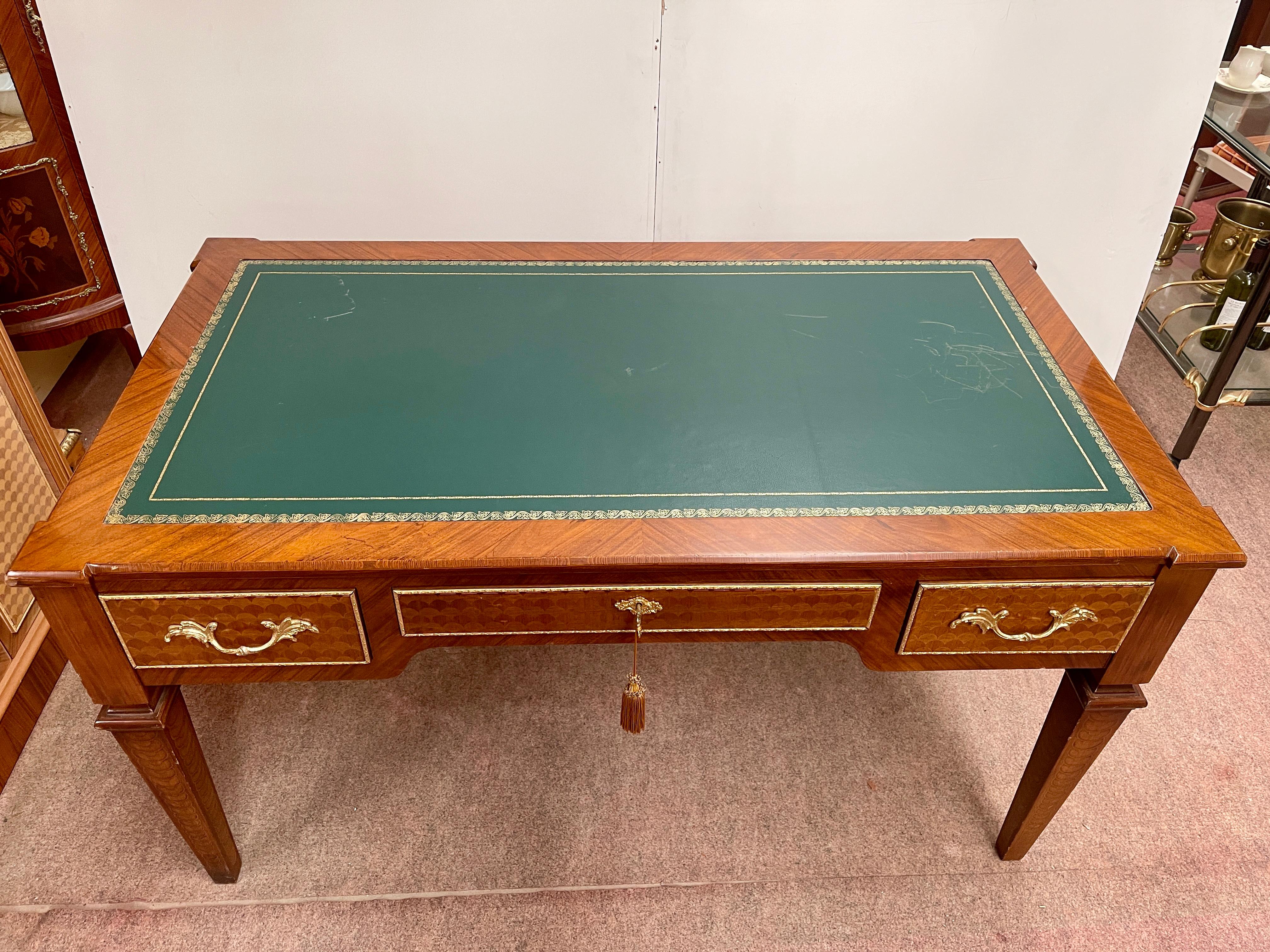 Hand-Crafted Classic Italian Style Studio Desk in 1980s Inlaid Wood and Leather For Sale