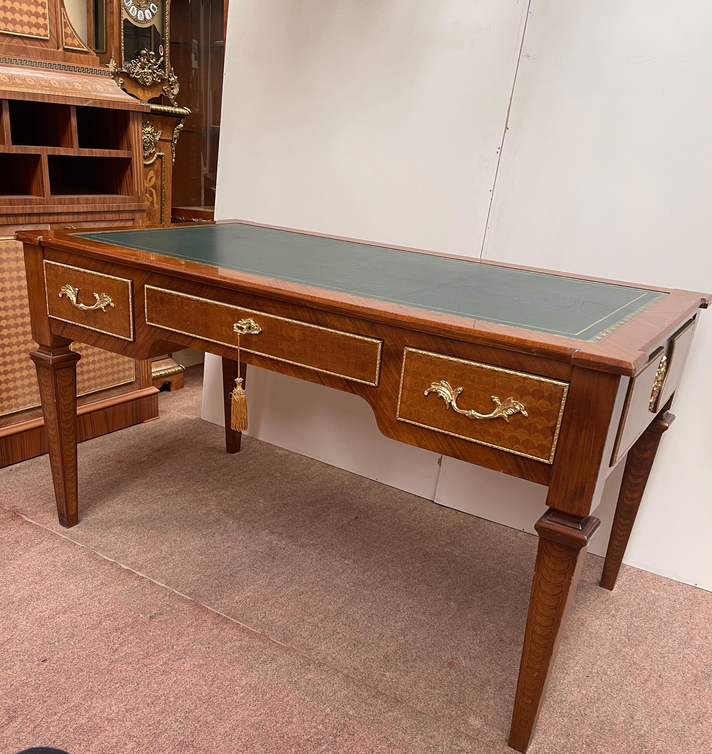 Classic Italian Style Studio Desk in 1980s Inlaid Wood and Leather In Good Condition For Sale In Cantù, IT