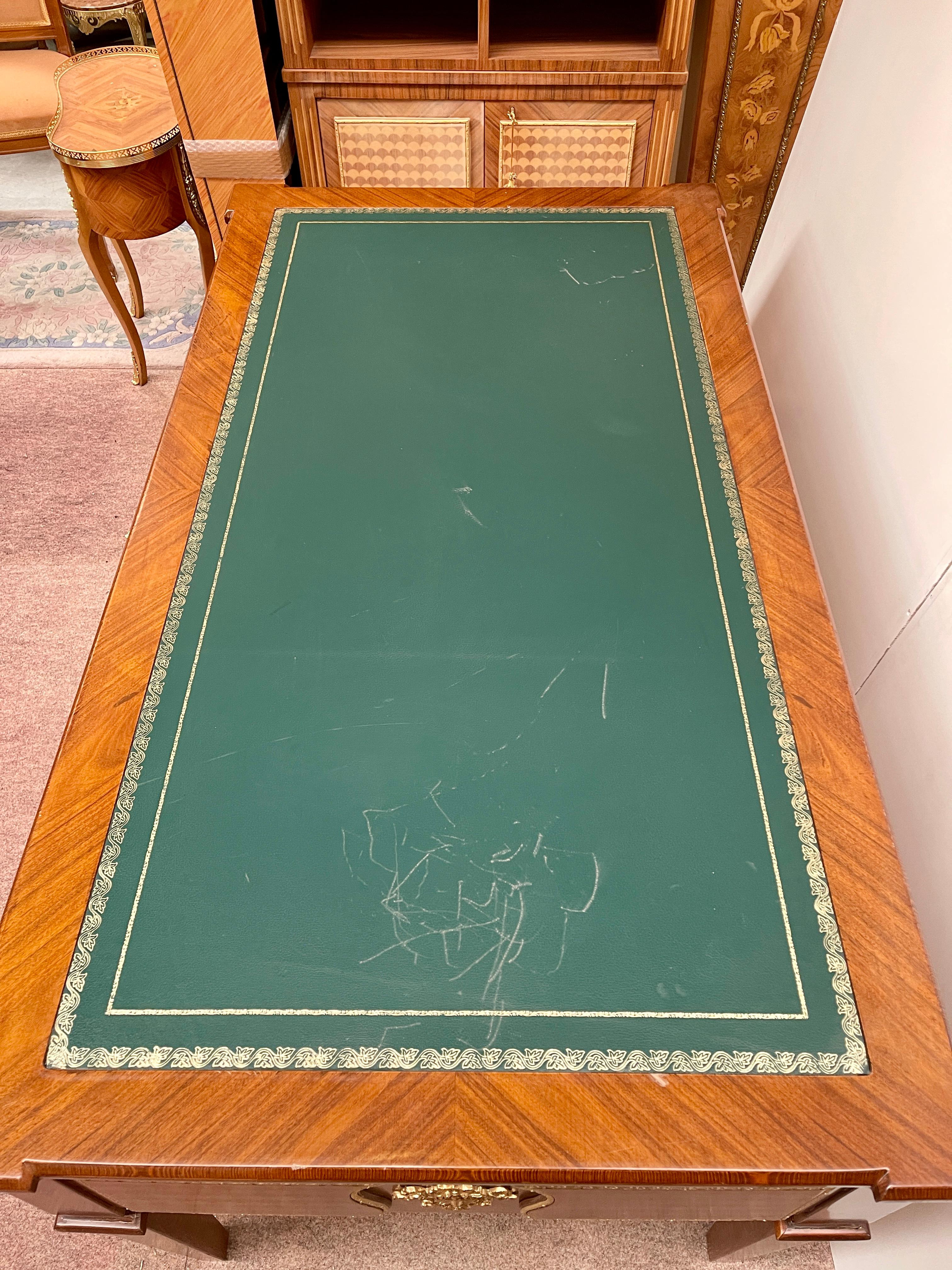 Classic Italian Style Studio Desk in 1980s Inlaid Wood and Leather For Sale 1