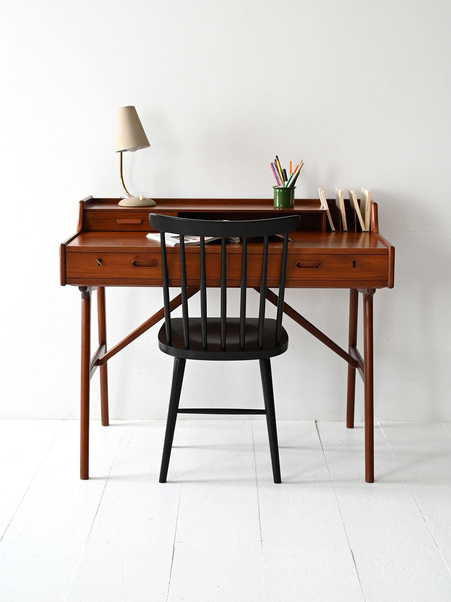 Bureau compact d'Arne Wahl Iversen pour Vinde Møbelfabrik, avec élévateur et tiroirs intégrés. Design danois original des années 1960.

Bureau danois en teck conçu par Arne Wahl Iversen pour Vinde Møbelfabrik dans les années 1960. Lignes légères et