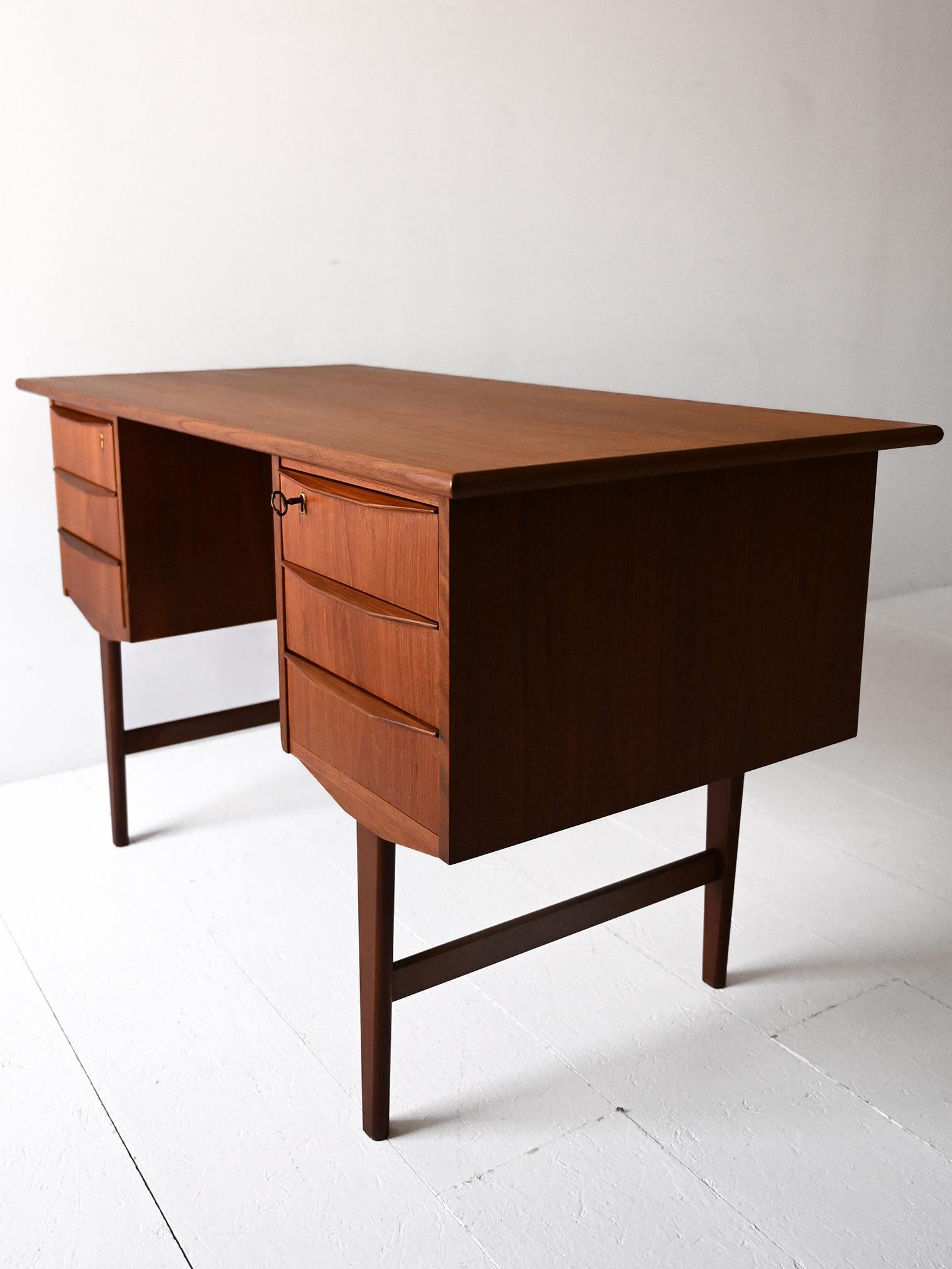 Danish freestanding desk from the 50s/60s For Sale 1