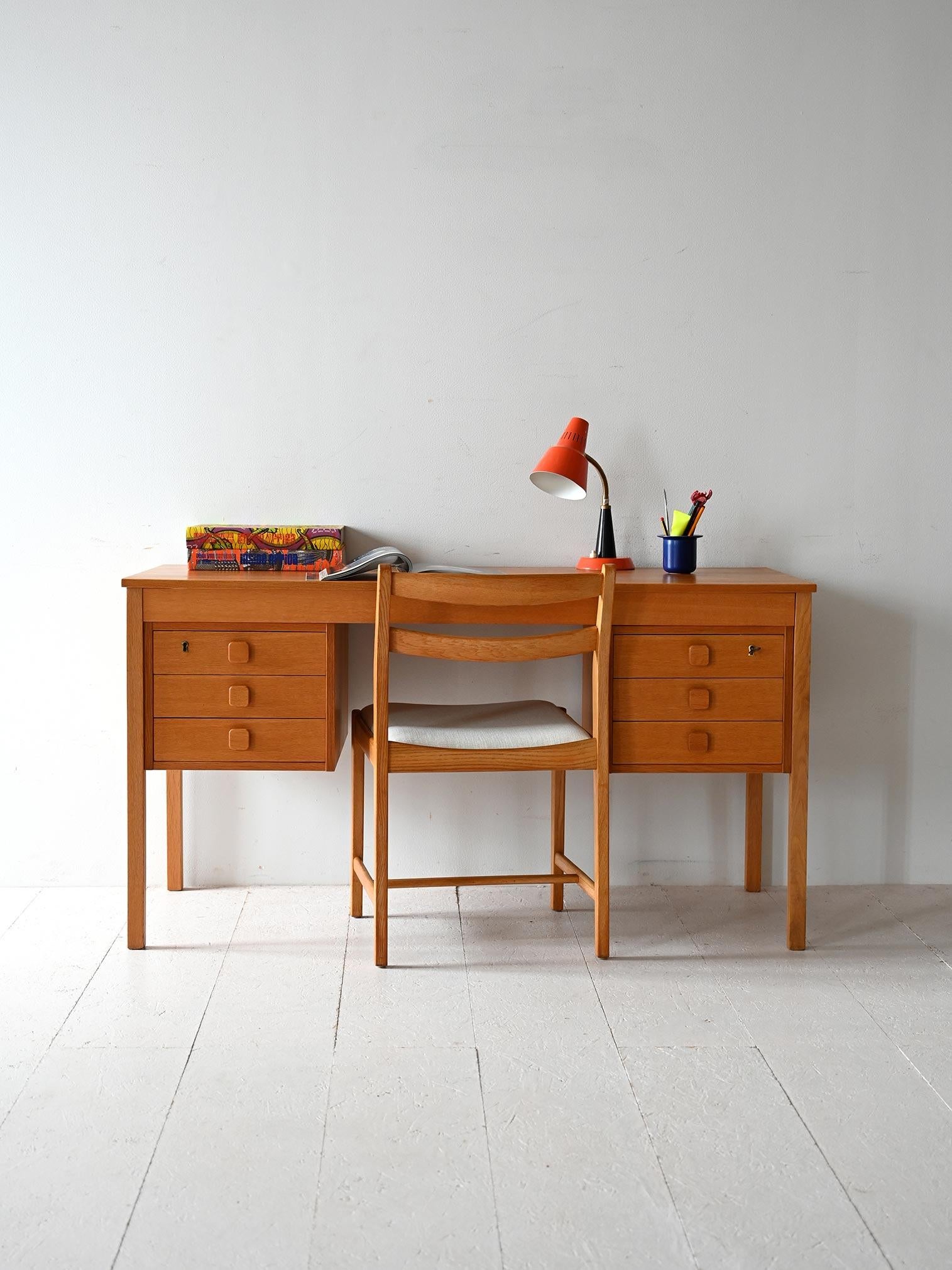 Scrivania anni ’60 con doppia cassettiera sospesa, sei cassetti con maniglie sagomate e struttura in teak chiaro.

Design essenziale e funzionale per una scrivania danese degli anni ’60 in teak chiaro. Le due cassettiere sospese ospitano sei