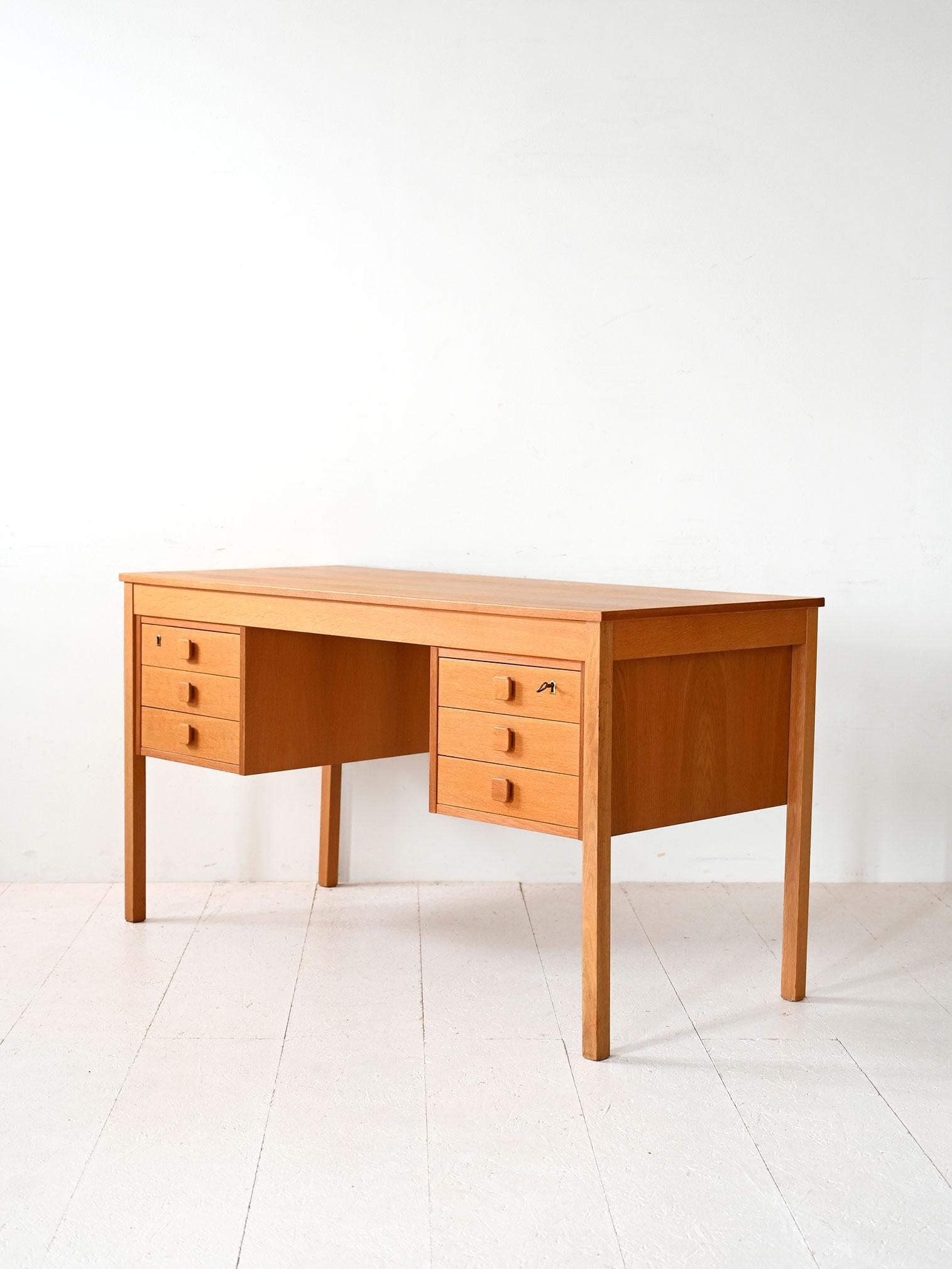Danish Scrivania danese vintage in teak chiaro in vendita