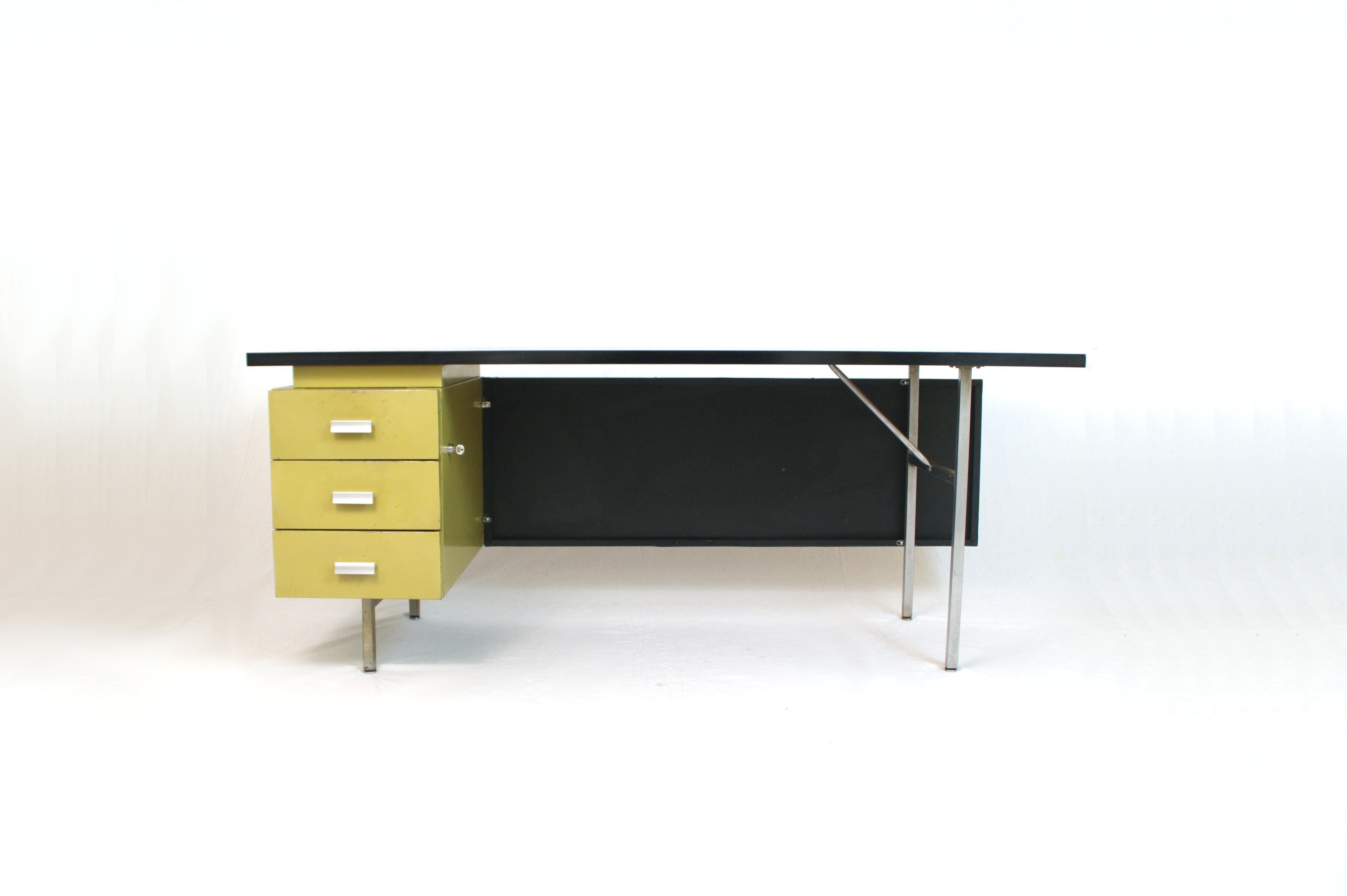 Desk designed by George Nelson in the 1970s produced under license in italy by ICF de padova.
Original condition, preserved.
High-thickness black laminate top, front panel covered in woven raffia fabric and chrome details, pale green lacquered metal