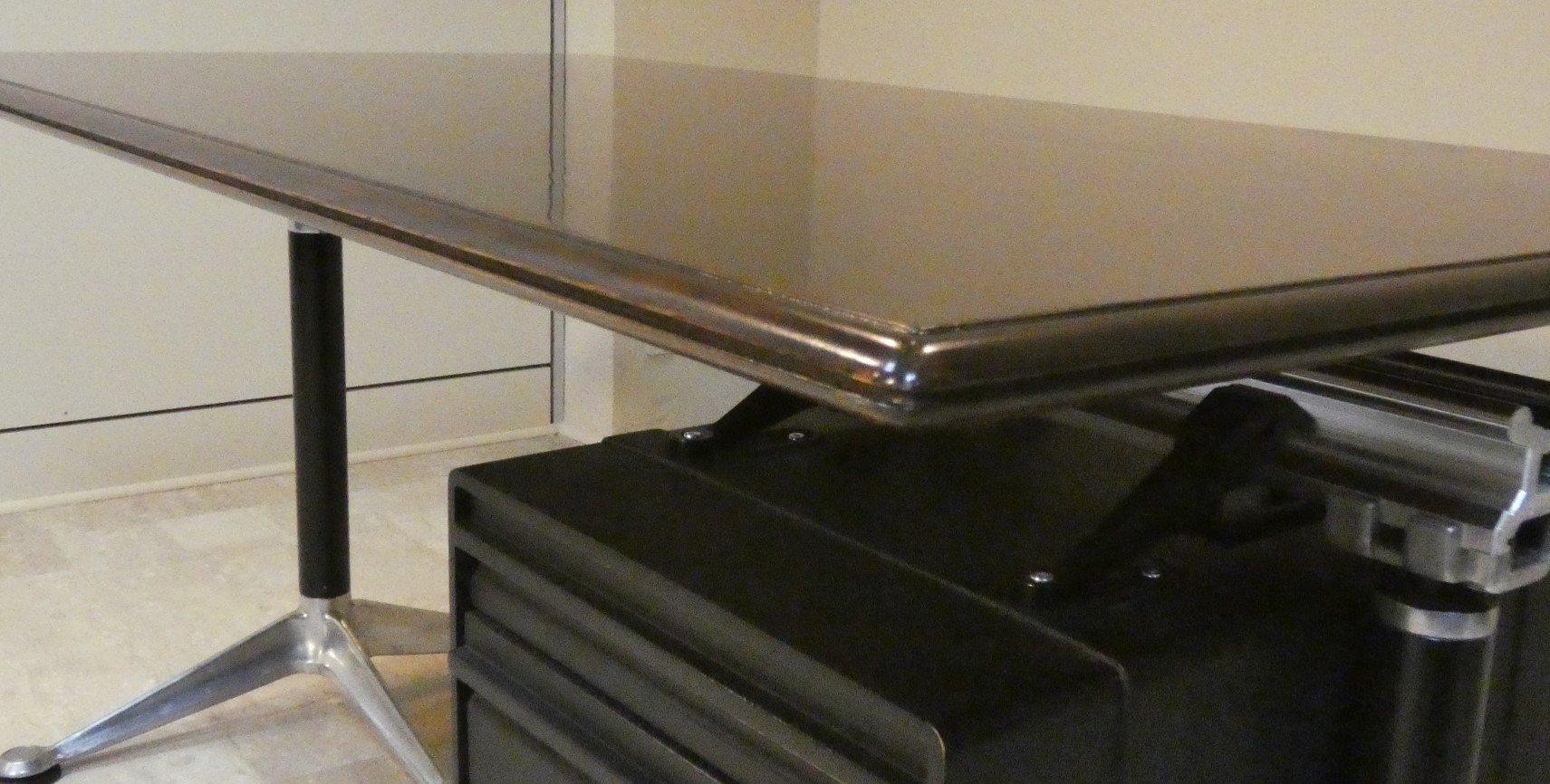 Dieses unverwechselbare und funktionelle Möbelsystem mit einzigartigem Charakter war in vorkonfigurierten Varianten erhältlich oder konnte mit flexiblen modularen Komponenten zu L-, S-, T- und U-Konfigurationen zusammengestellt werden.
Der