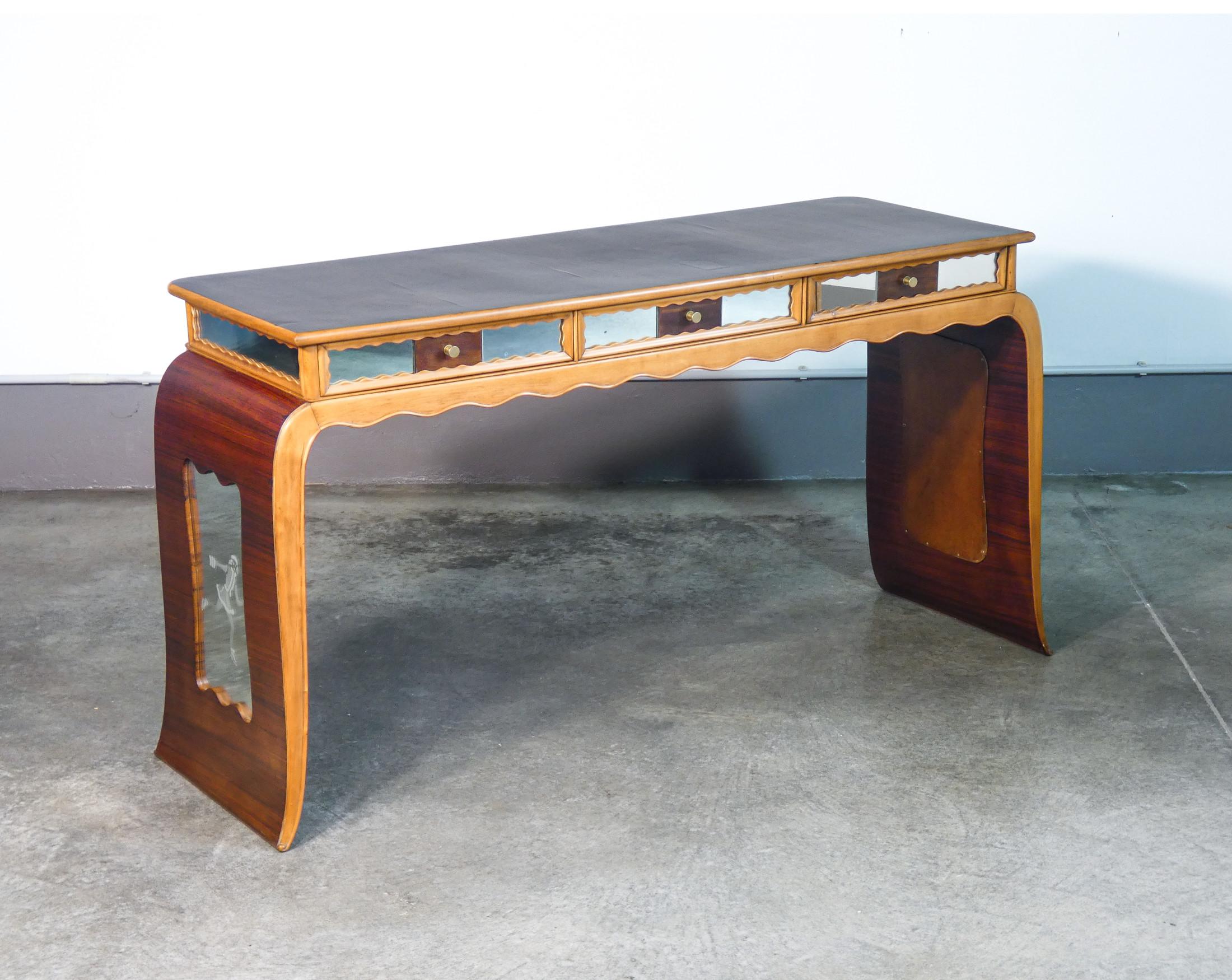 Mesa de diseño
el italiano se refiere a
de la mano de Paolo BUFFA,
en madera, con espejos
en la parte delantera de los cajones
y en las caderas.

ORIGEN
Italia

PERÍODO
1940s

DISEÑADOR
La línea del escritorio es atribuible a la mano de Paolo