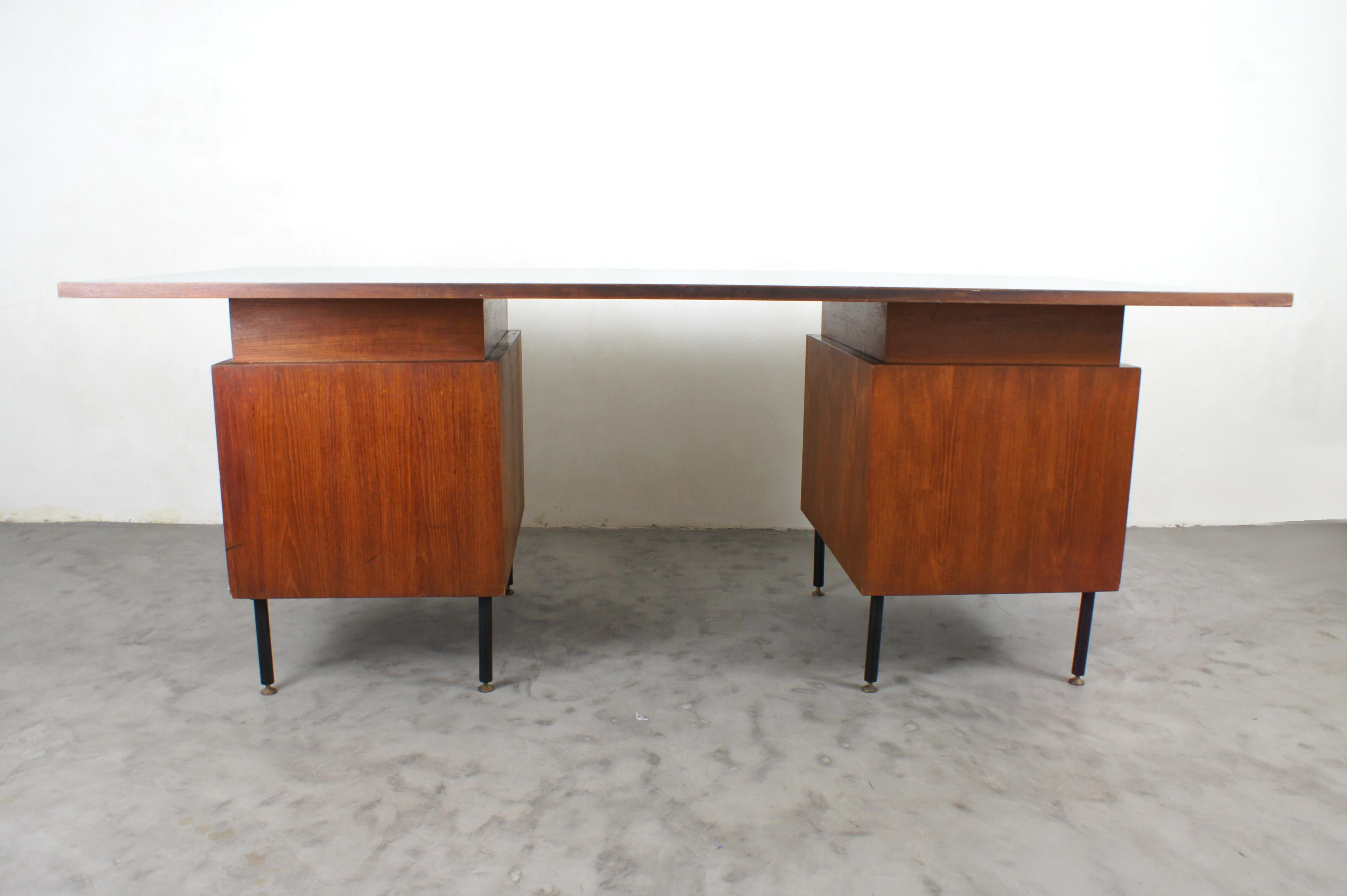 Mid-Century Modern Italian-made executive desk from the 1950s For Sale