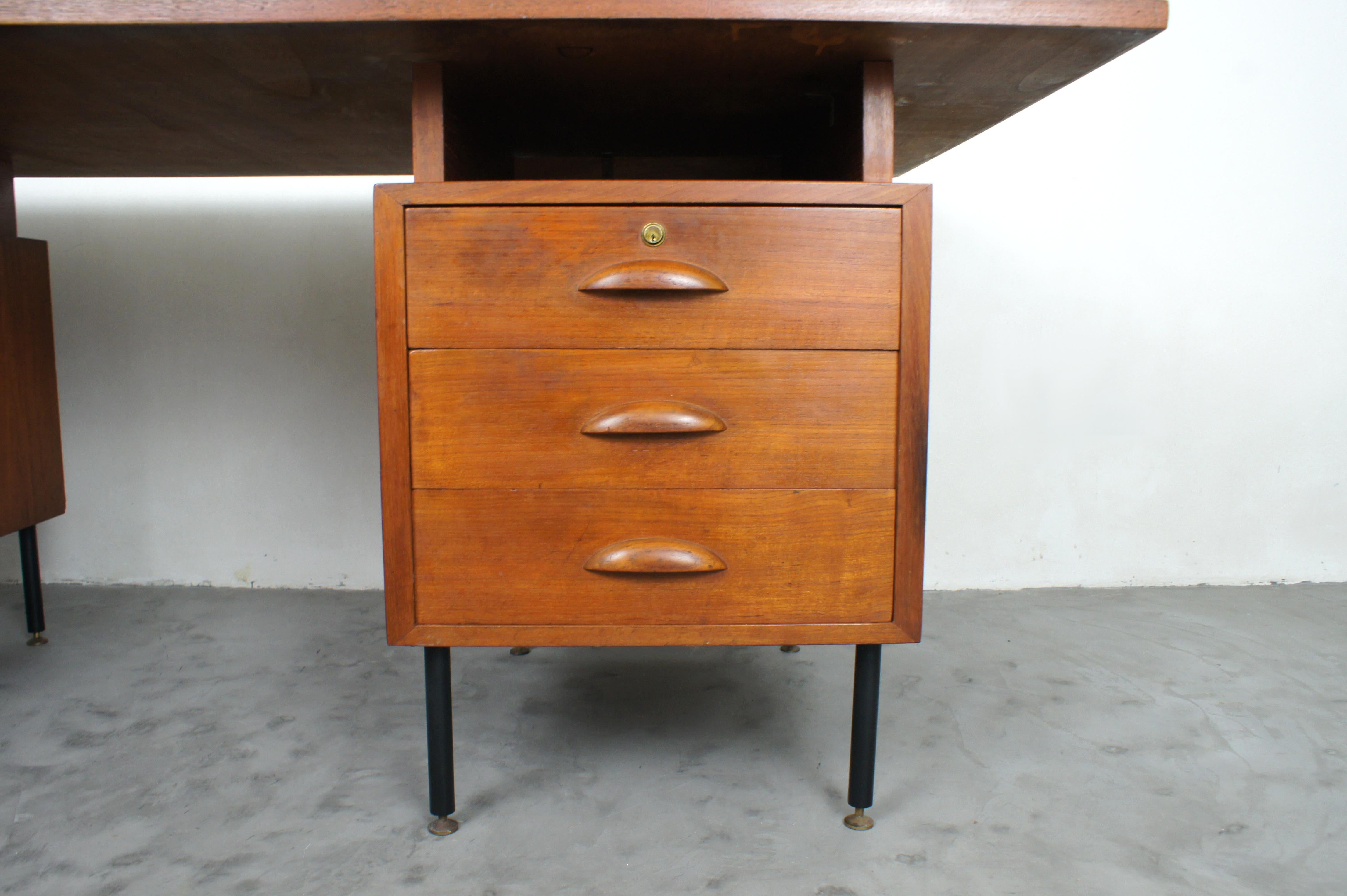 Italian-made executive desk from the 1950s In Good Condition For Sale In Genova, IT