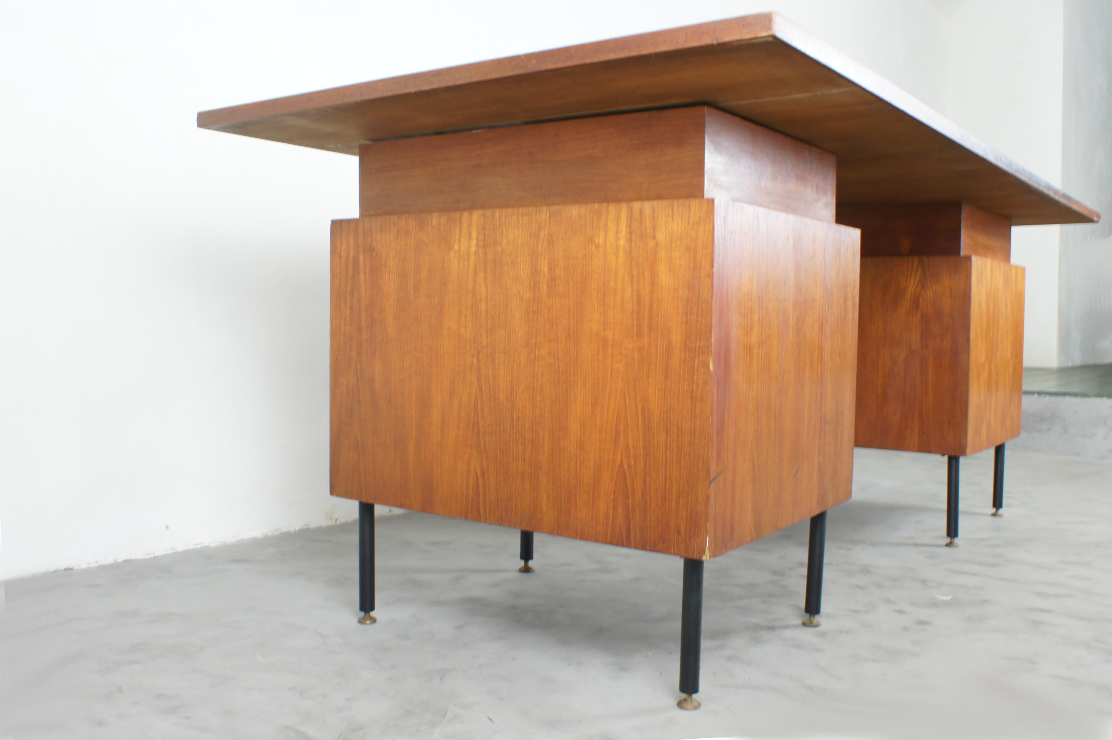 Metal Italian-made executive desk from the 1950s For Sale