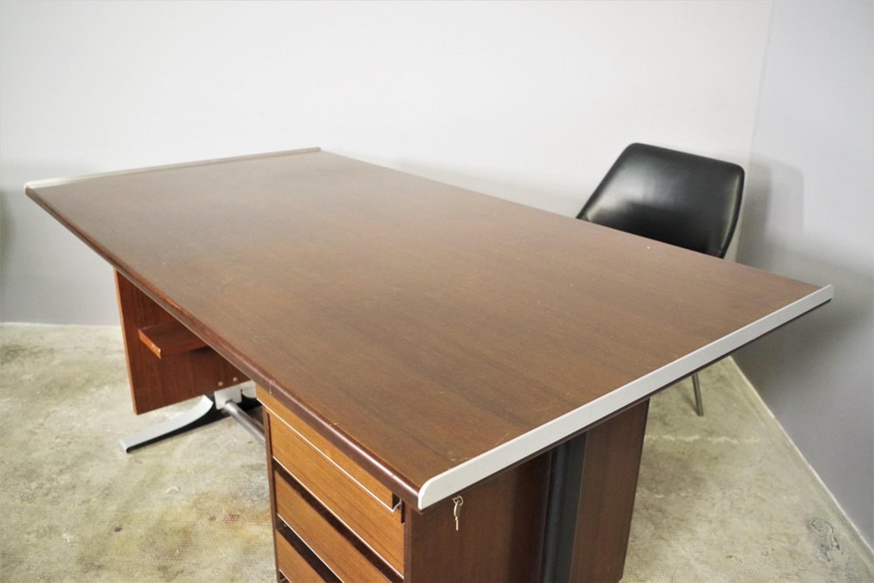 Elegante set da ufficio vintage composto da una scrivania con cassettiera e due sedie in pelle nera, di cui una girevole, realizzato da Fantoni negli anni ’60 in Italia. Un esempio autentico di design mid-century, perfetto per arredare studi