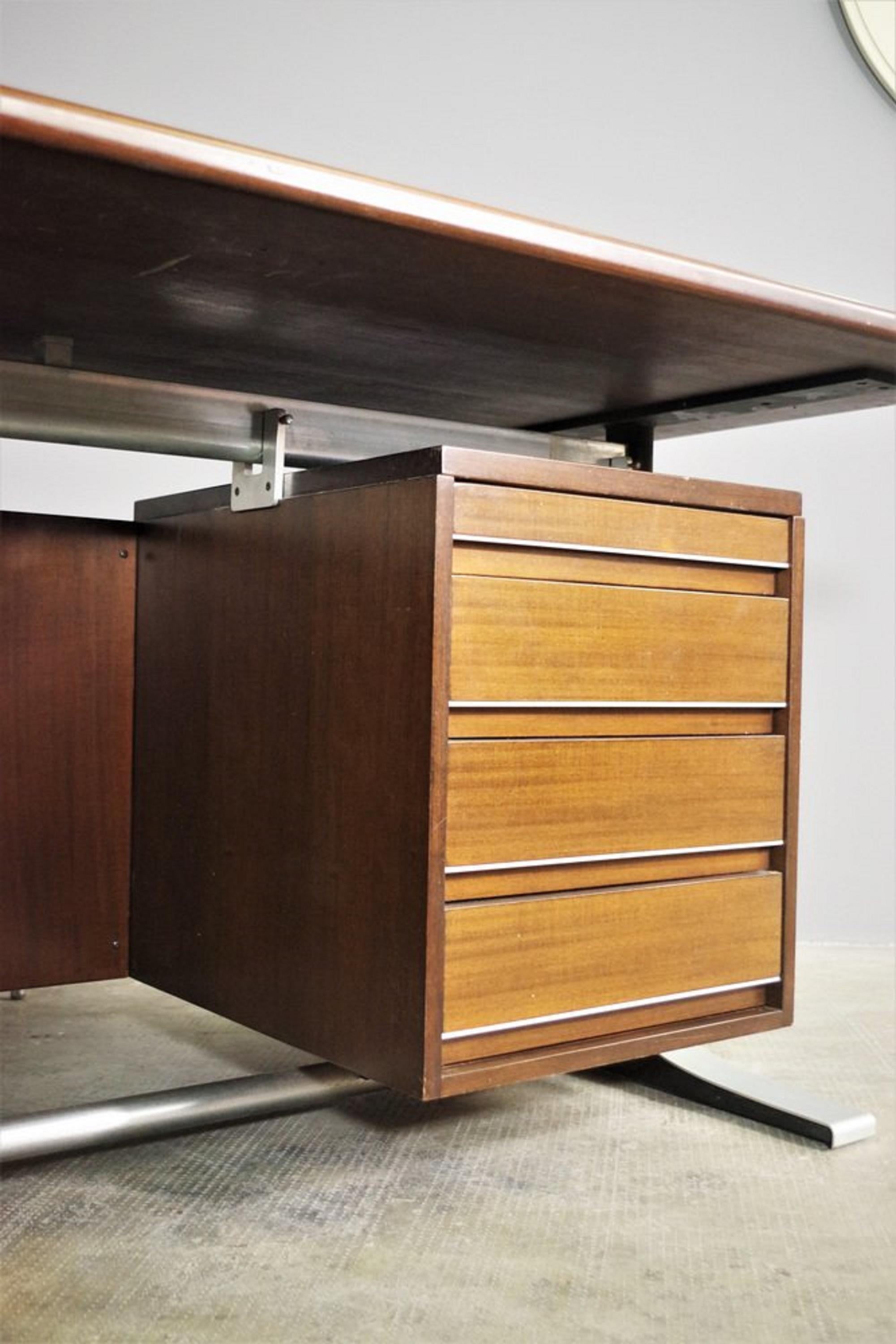 Moderno Scrivania e due sedie di Fantoni, anni '60, set di 3 in vendita