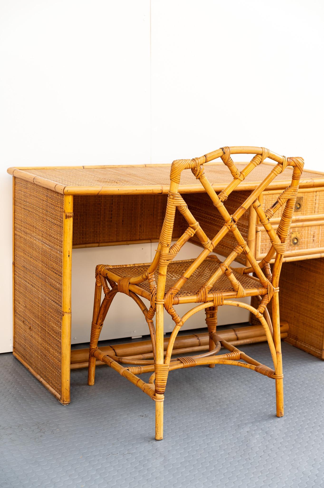 SCRIVANIA e SEDIA in bambù e vimini, Dal Vera, Anno 1960.  
La scrivania è in vimini con i bordi in bambù.  Questa scrivania può essere sia da centro che da parete, e può essere abbinata alla sedia Chippendale. 
La sedia Chippendale è in bambù e