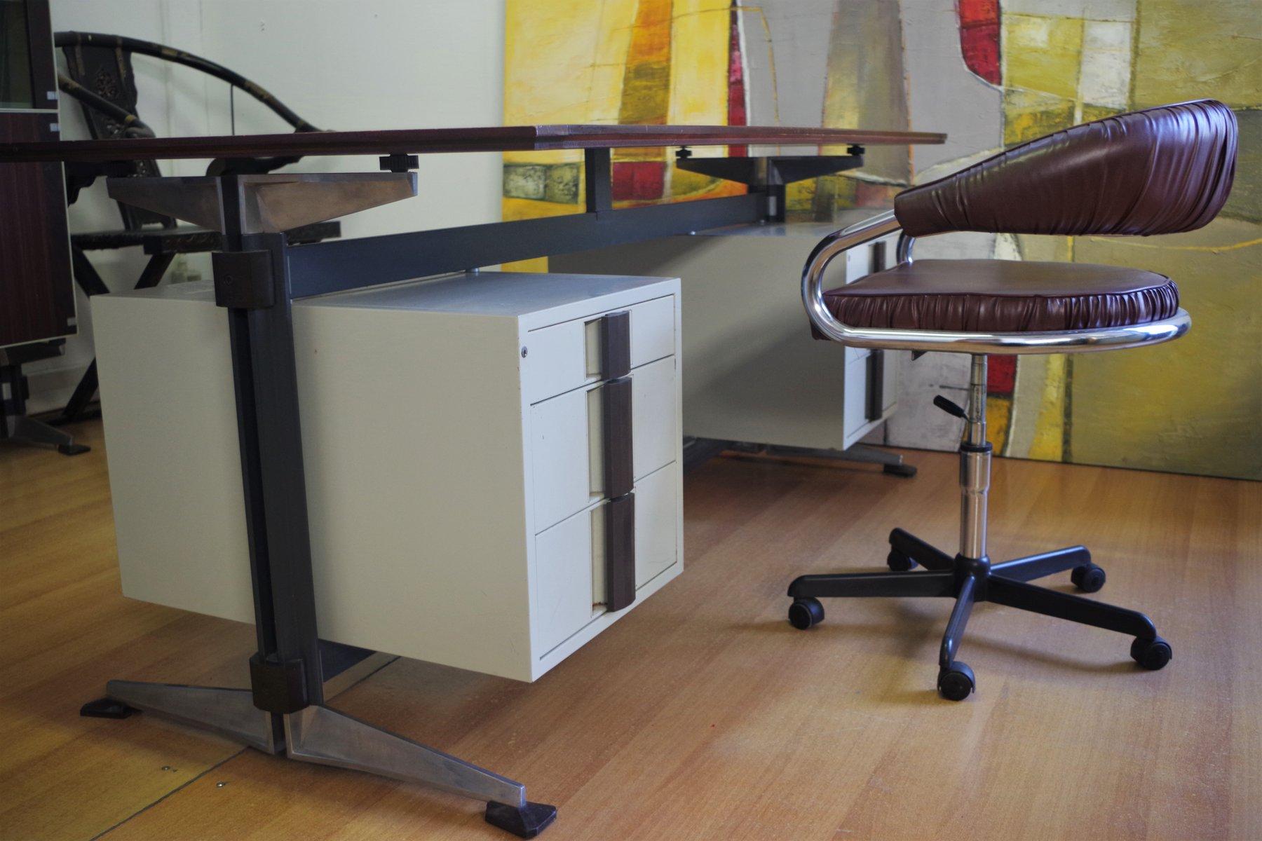 Set professionale composto da scrivania direzionale e vetrina coordinata, progettato e realizzato in Italia negli anni ’60 dal designer Giaiotti, per arredare uffici direzionali con stile, funzionalità e robustezza industriale.

La scrivania è