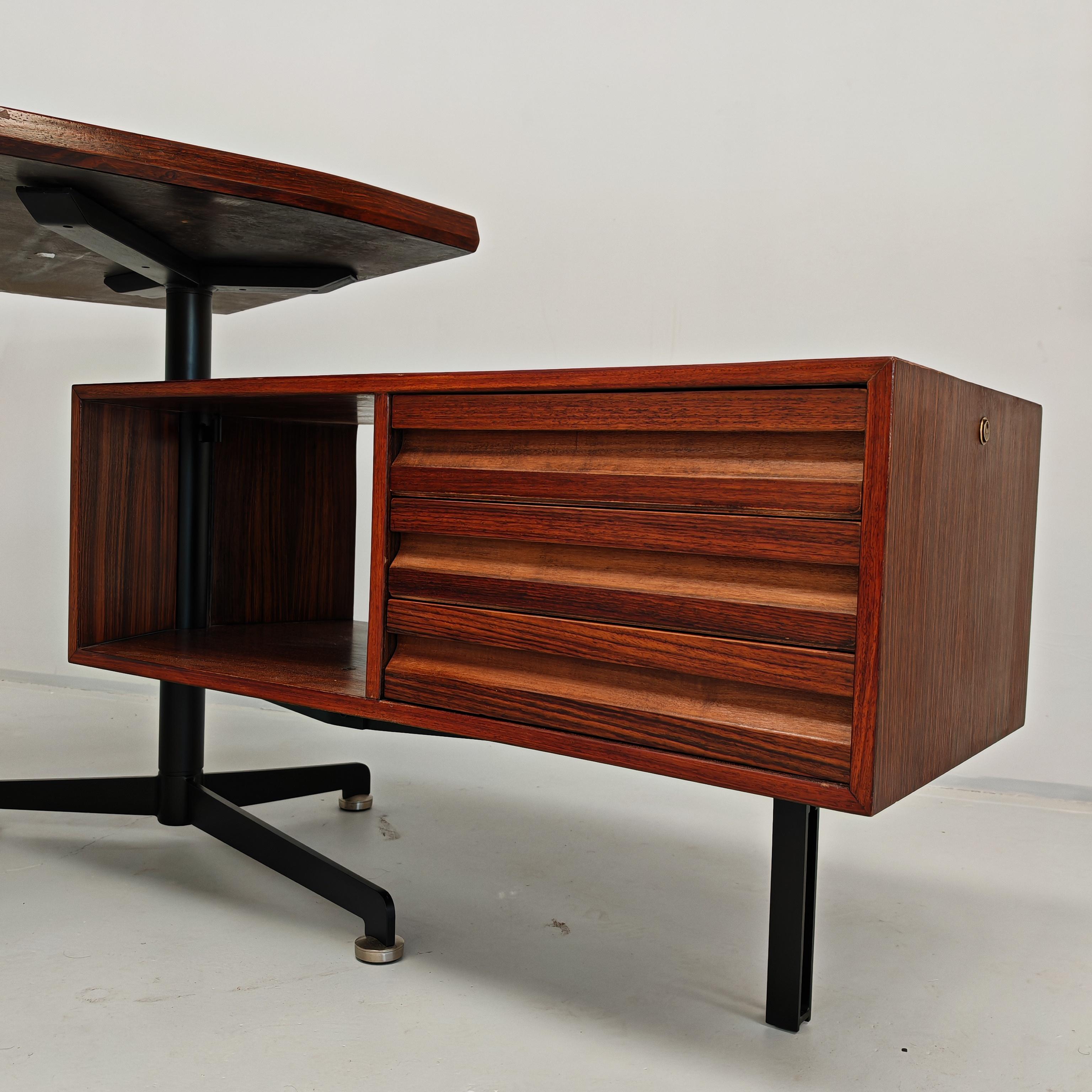 Scrivania direzionale modello T96  disegnata da Osvaldo Borsani per Tecno. 
Piano e cassettiere in legno esotico anni 60 con struttura portante in metallo verniciato nero.
Le cassettiere sono girevoli in modo da poter posizionarle nel modo più