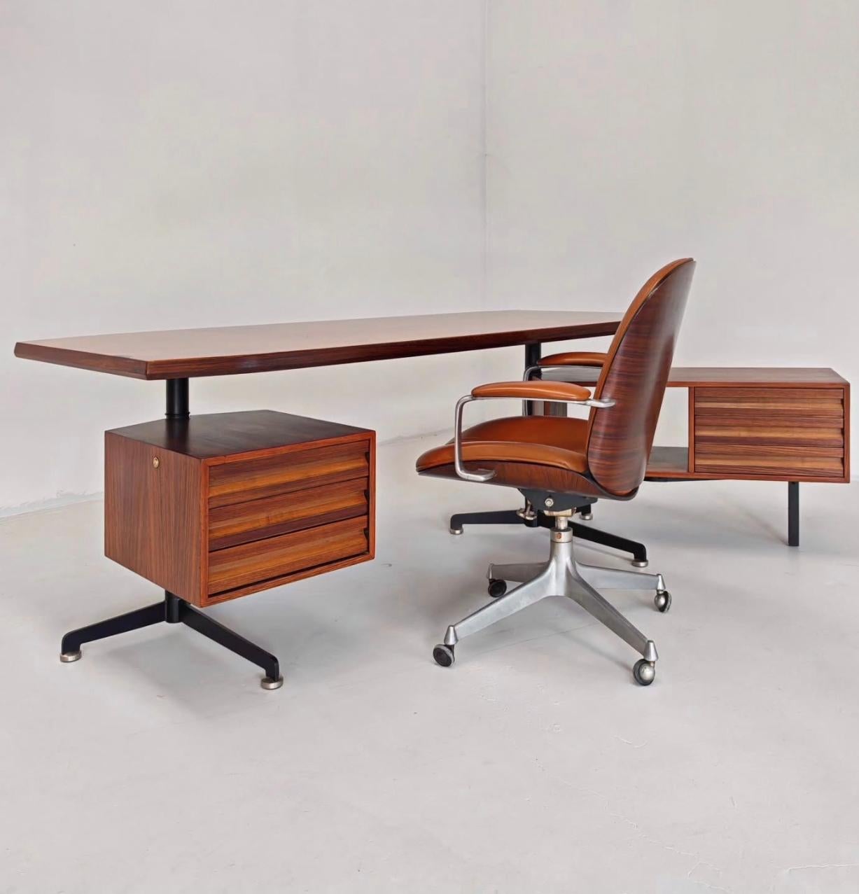 Mid-Century moderno Scrivania executive il legno Italiana anni 60 Osvaldo Borsani per Tecno in vendita