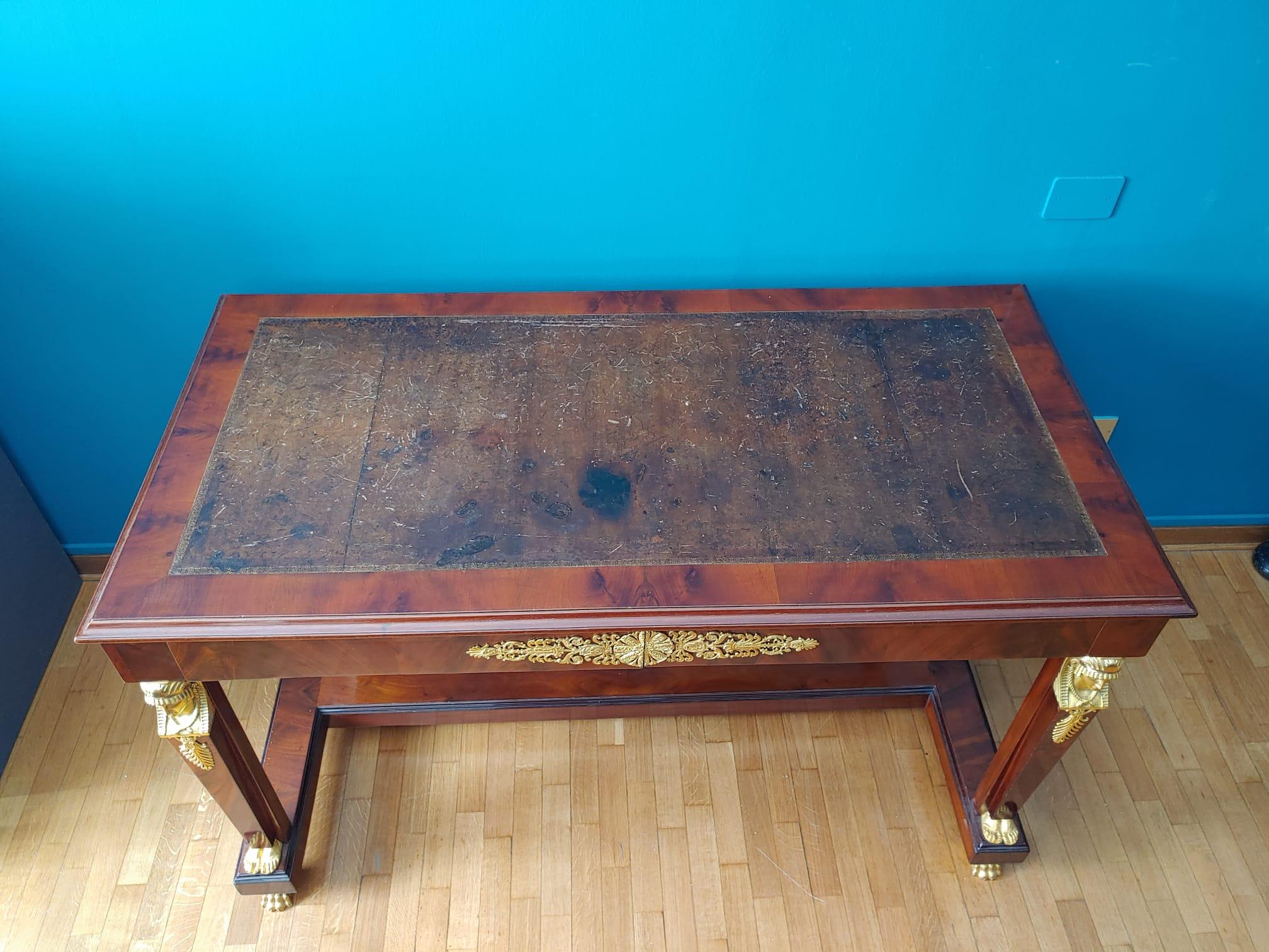 Scrivania francese da centro con struttura in mogano massello con impiallacciatura in mogano, decorata con bronzi dorati a mercurio quali teste di sfingi, zampe leonine e fregi.
Piano rivestito in pelle. Due cassetti.
Epoca Napoleone III, secondo
