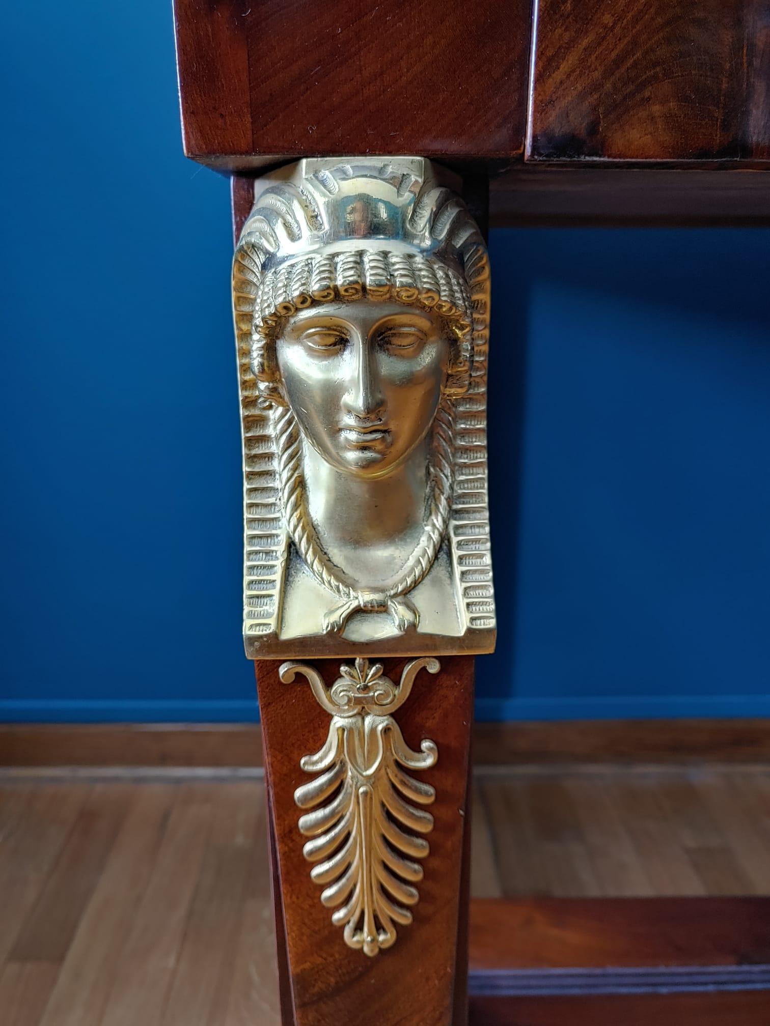 Scrivania francese da centro Napoleone II in mogano e bronzo dorato circa 1855 In condizioni buone in vendita a Milano, IT