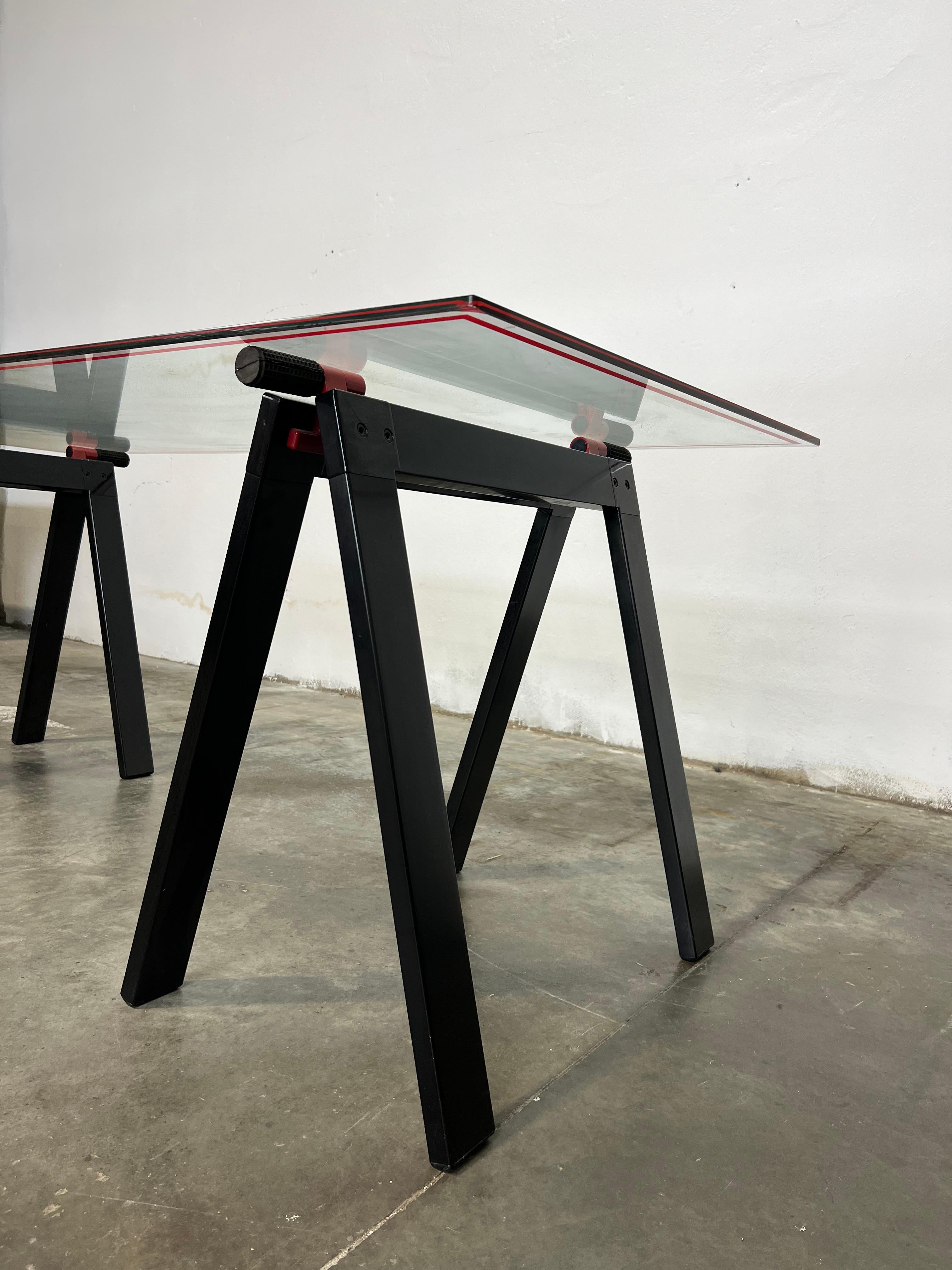 La scrivania Gaetano, disegnata da Gae Aulenti per Zanotta nel 1973, è un capolavoro minimalista che incarna l'innovazione del design italiano. La sua forma elegante e funzionale è caratterizzata da un piano in vetro trasparente con un