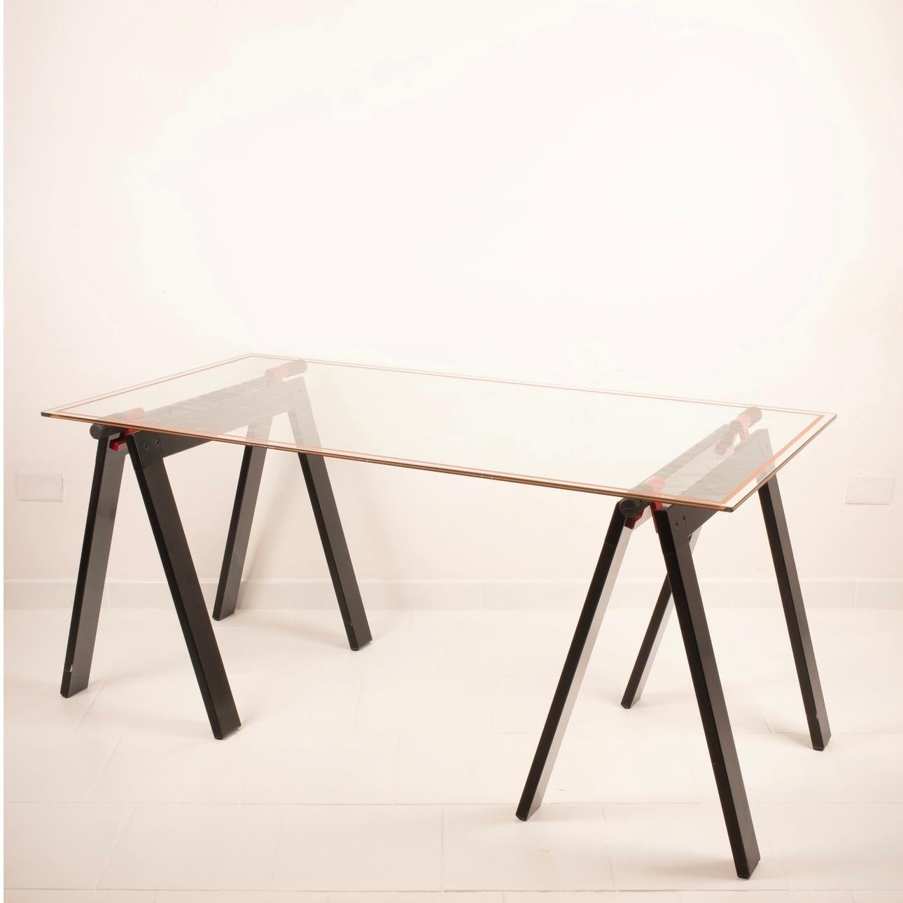 La table Gateano est une pièce unique, créée par le célèbre designer Gae Aulenti et produite par Zanotta dans les années 1970.
Cet élégant meuble allie forme et fonction de manière surprenante, offrant une touche de sophistication vintage à votre