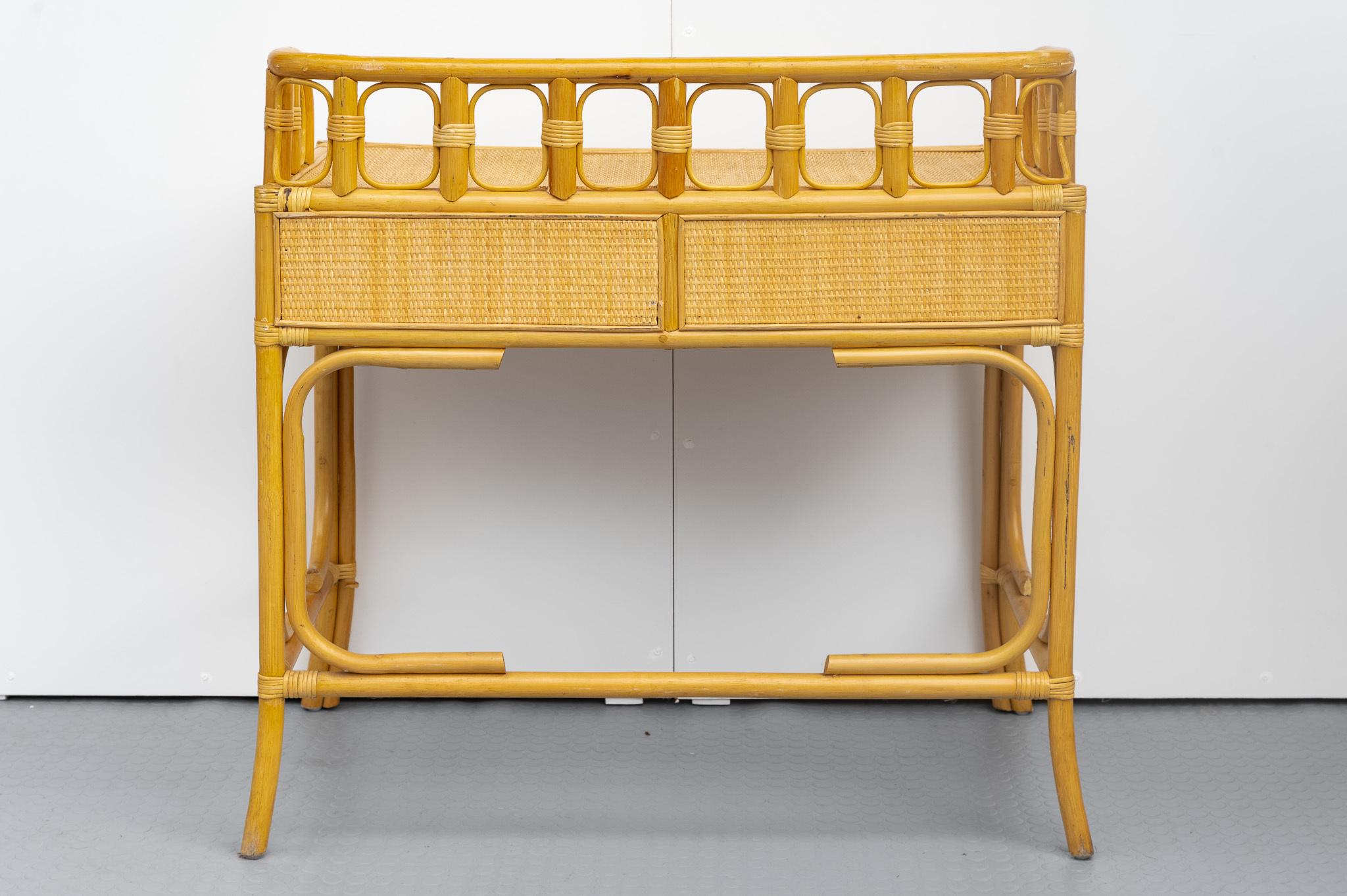 Beautiful bamboo and wicker desk, Year 1960.  
This desk is made of wicker with bamboo edges. 
This desk can be placed either in the center of a room or positioned attached to the wall. 
The price of shipping is for the Italian territory, for the