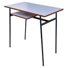 Schreibtisch aus blauem Formica und schwarzem Metall, italienischer Modernismus, um 1960.