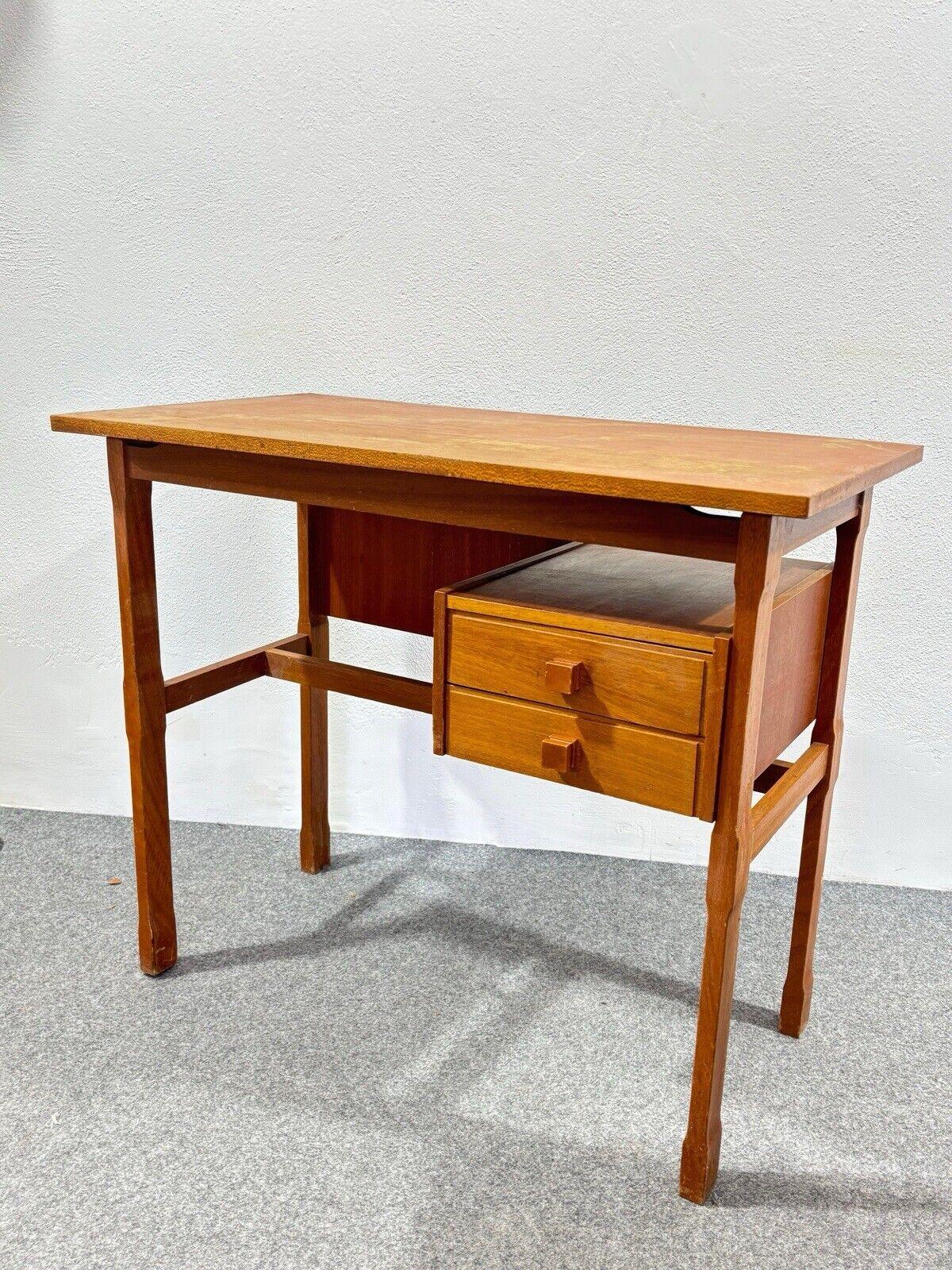 Scrivania in legno Gianfranco Frattini Attr. 1960’s Italy Design.


Misure:

Altezza 76 cm

Larghezza 90 cm

Profondità 48 cm


Struttura interamente in legno, In buone condizioni conservative, presenti segni del tempo dovuti all’utilizzo e all’età.