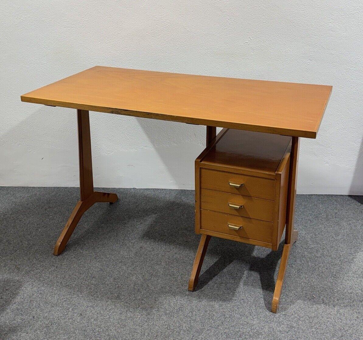 Scrivania In Legno Mid-Century Design 1950’s Modernariato.

Struttura interamente in legno, maniglie in ottone .

L’articolo in buone condizioni conservative, non vi è alcun difetto estetico o strutturale è importante da assegna lare, solo lievi ed