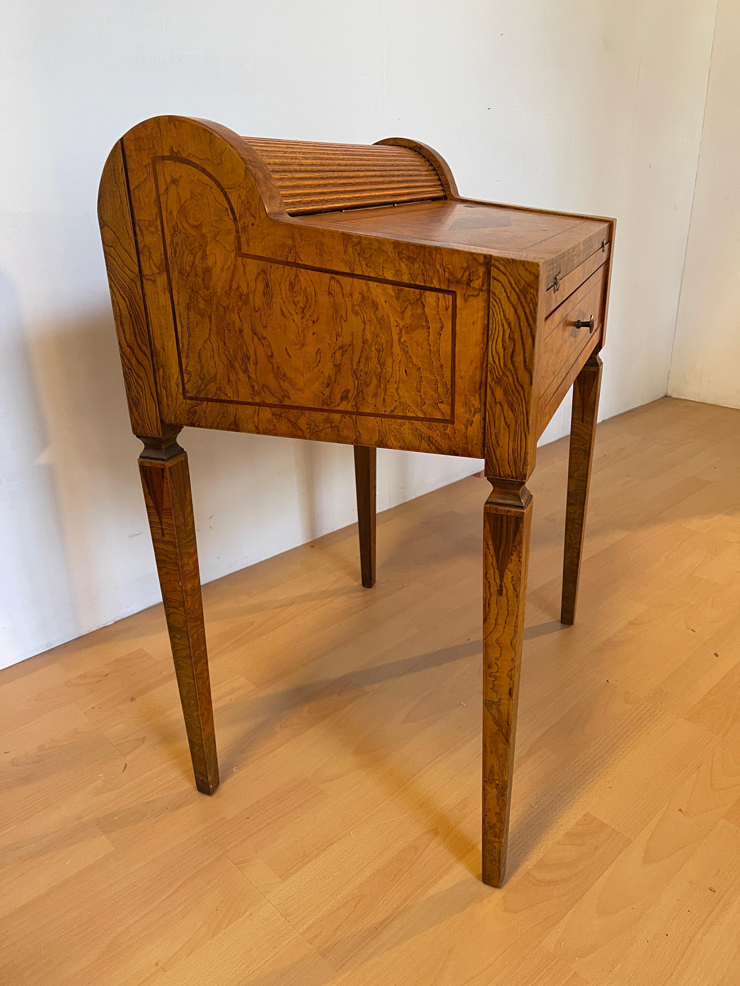 Scrivania in legno noce intarsiato stile italiano anni '60 in vendita 2