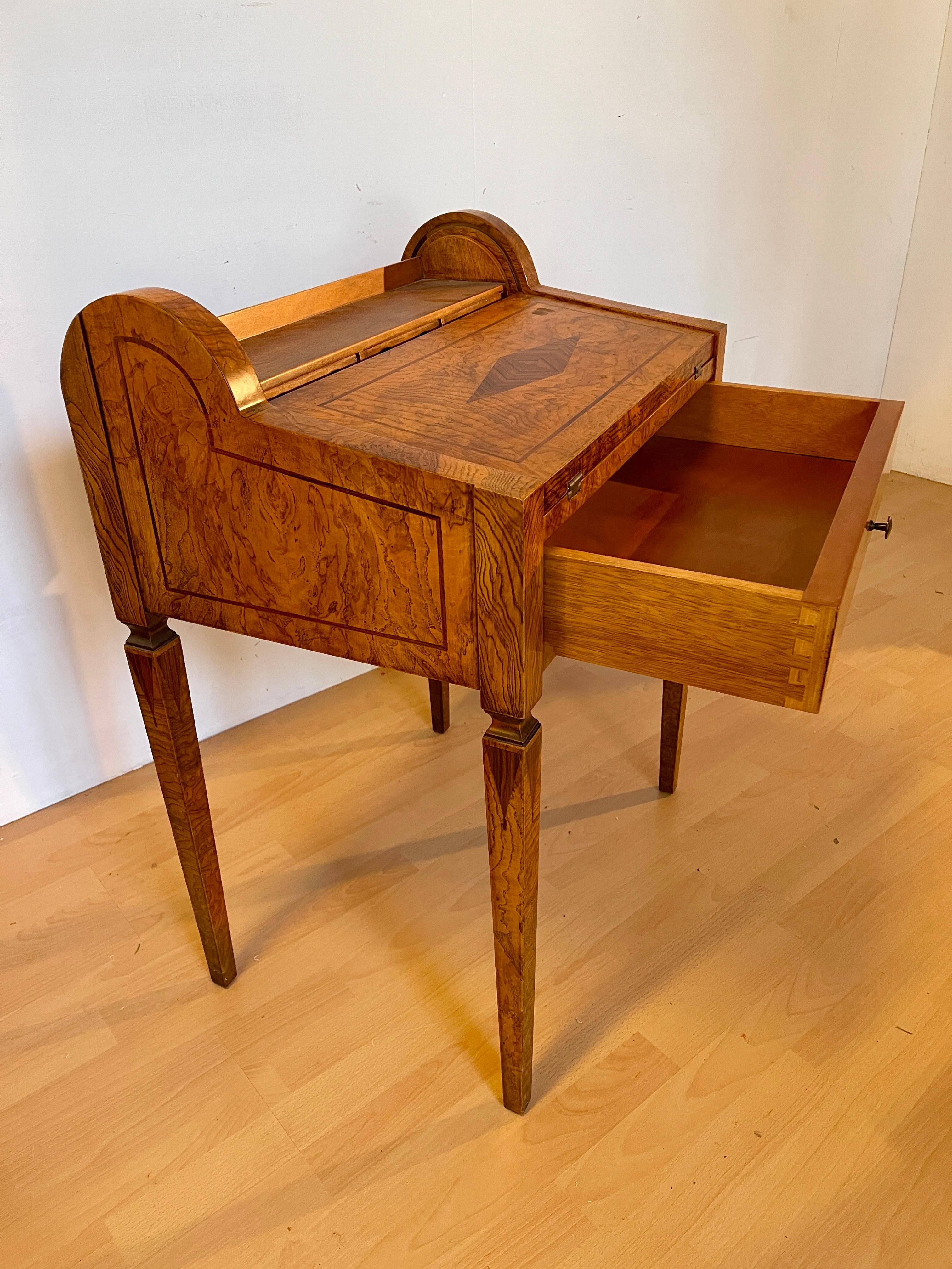 Scrivania in legno noce intarsiato stile italiano anni '60 in vendita 3