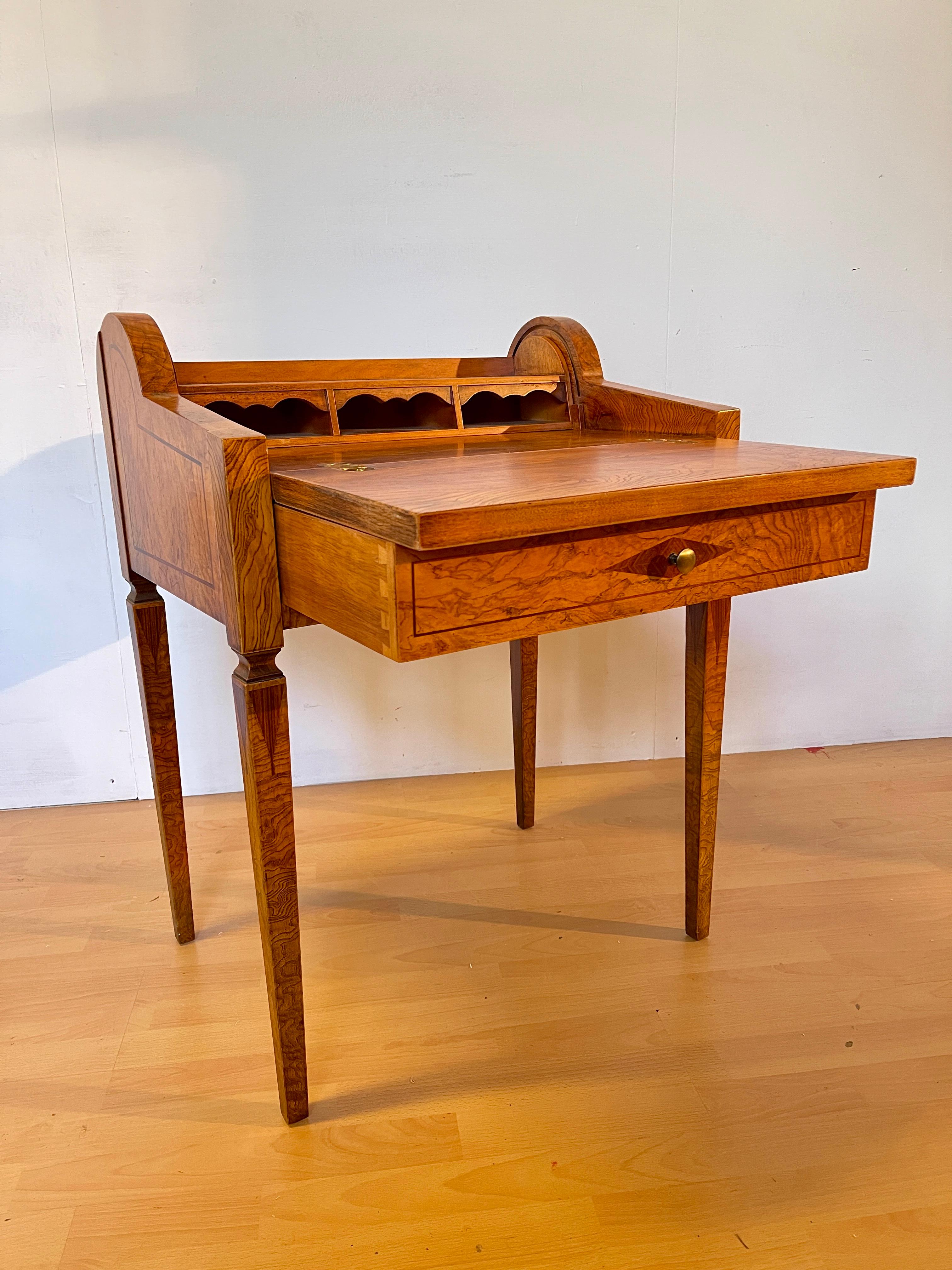 Scrivania in legno noce intarsiato stile italiano anni '60 in vendita 4