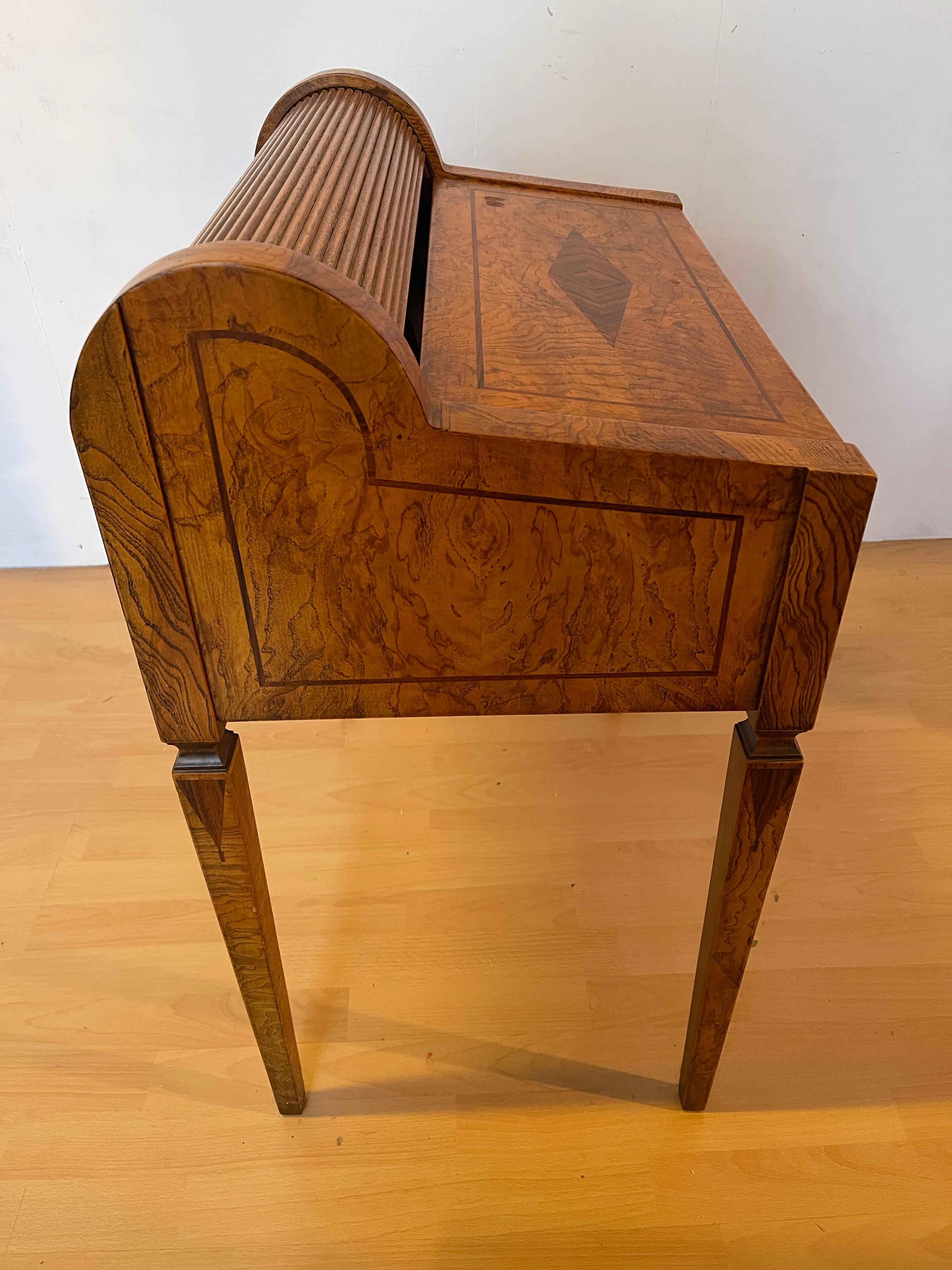Scrivania in legno noce intarsiato stile italiano anni '60 in vendita 5